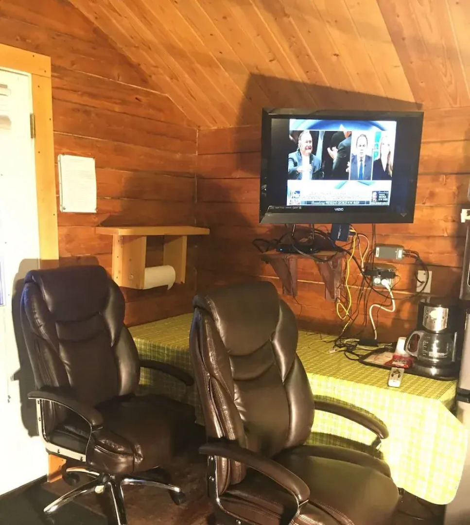 Alaska log cabins on the pond B & B