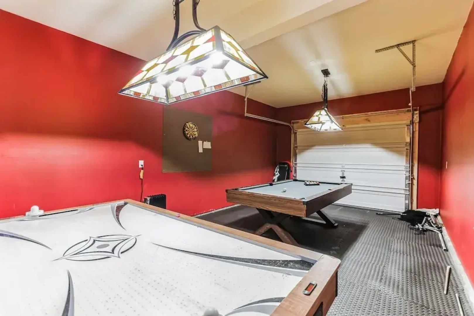 Pocono Retreat: Lake, Firepit, Bbq, Gameroom, Ski 4 Bedroom Home by RedAwning