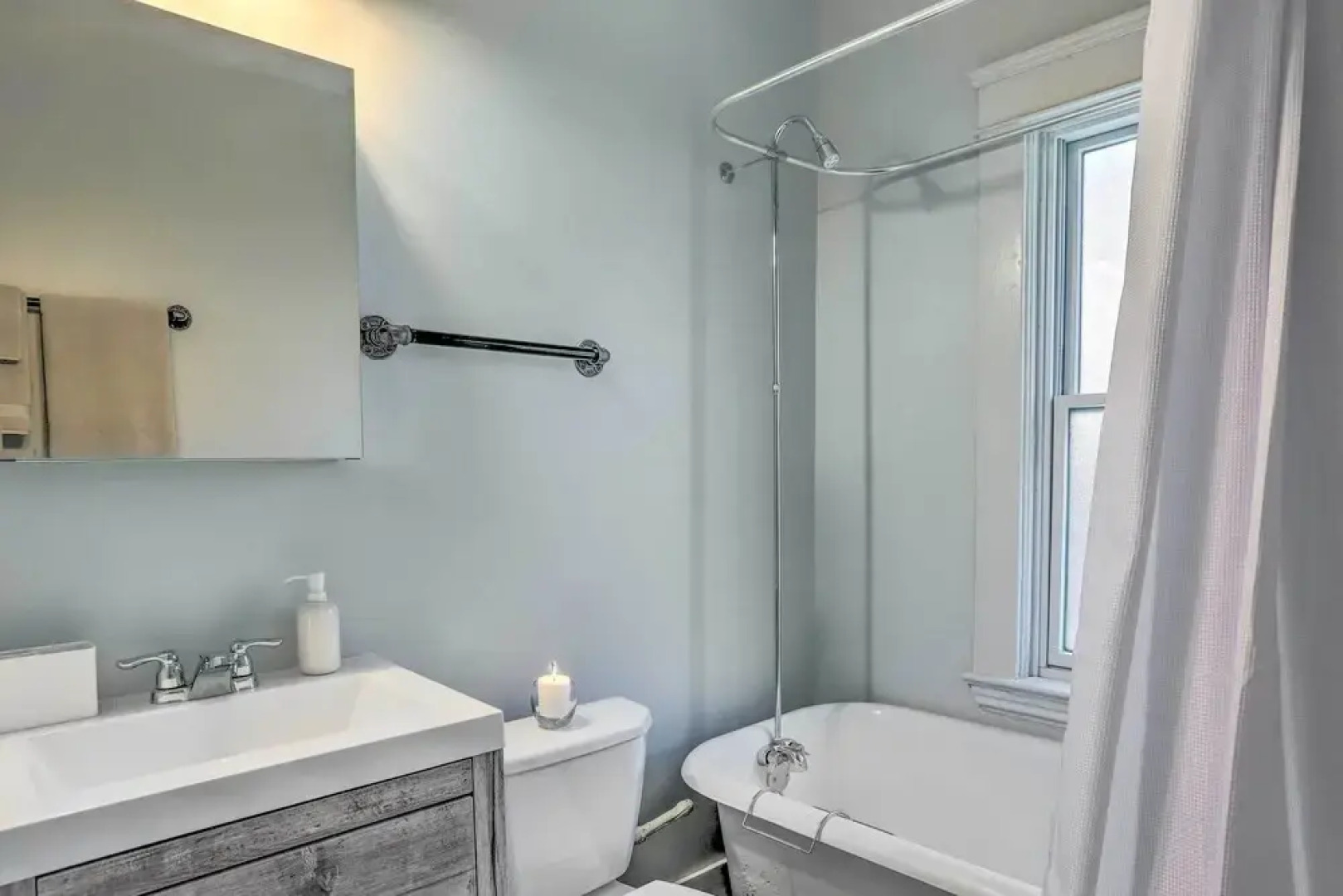 < 3 Mi to Dtwn: Cleveland Apt w/ Deck & Wet Bar