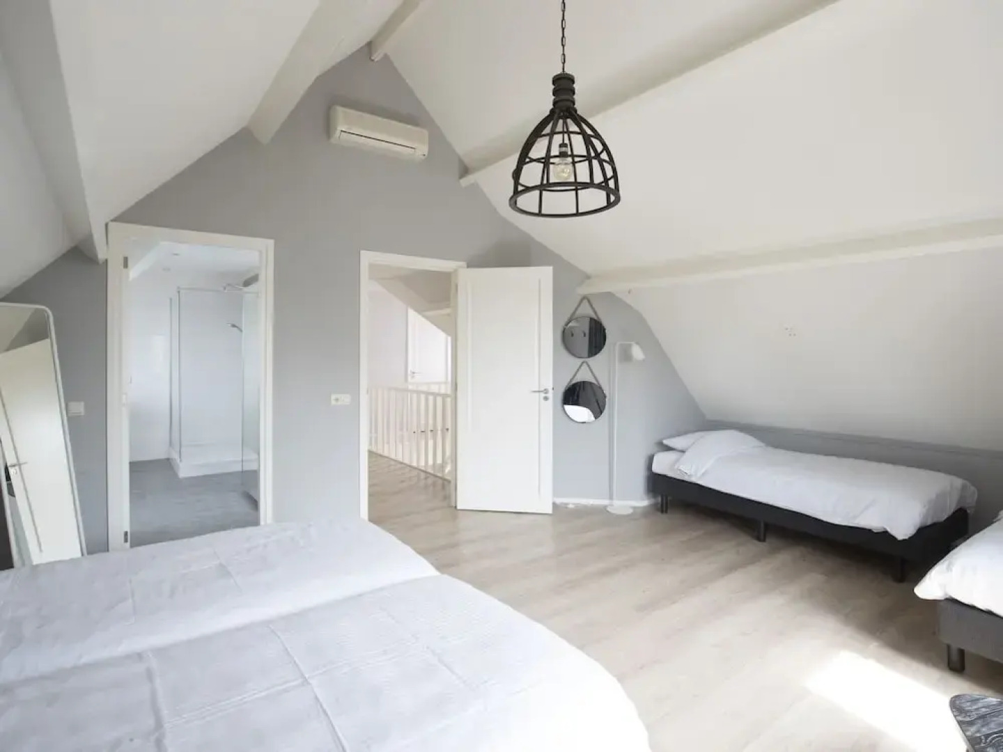 Luxury Villa With Outdoor Kitchen and Lake View