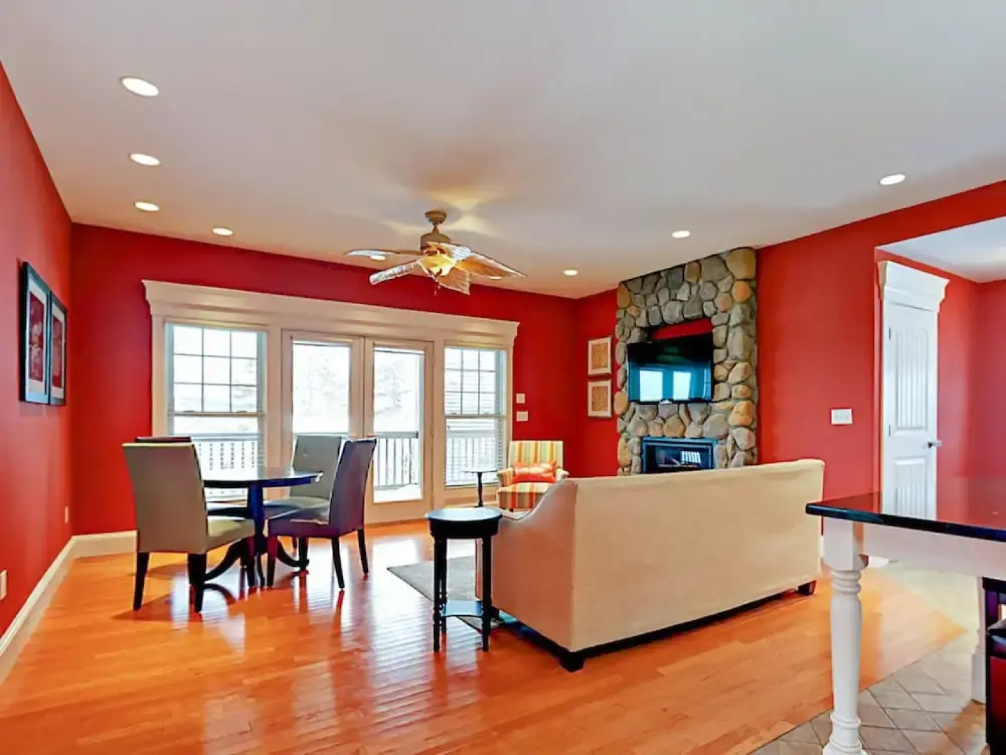 Hilltop Harbor Cottage 3 Bedrooms 2.5 Bathrooms Cottage