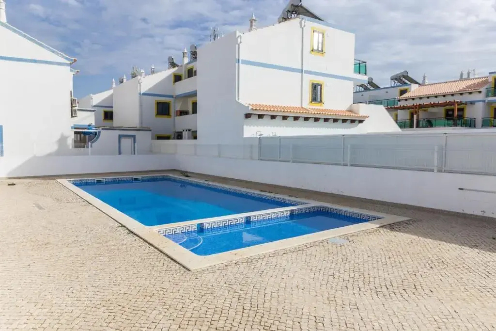 4 bedroom villa wi-fi and shared pool by ALGARVEMANTA