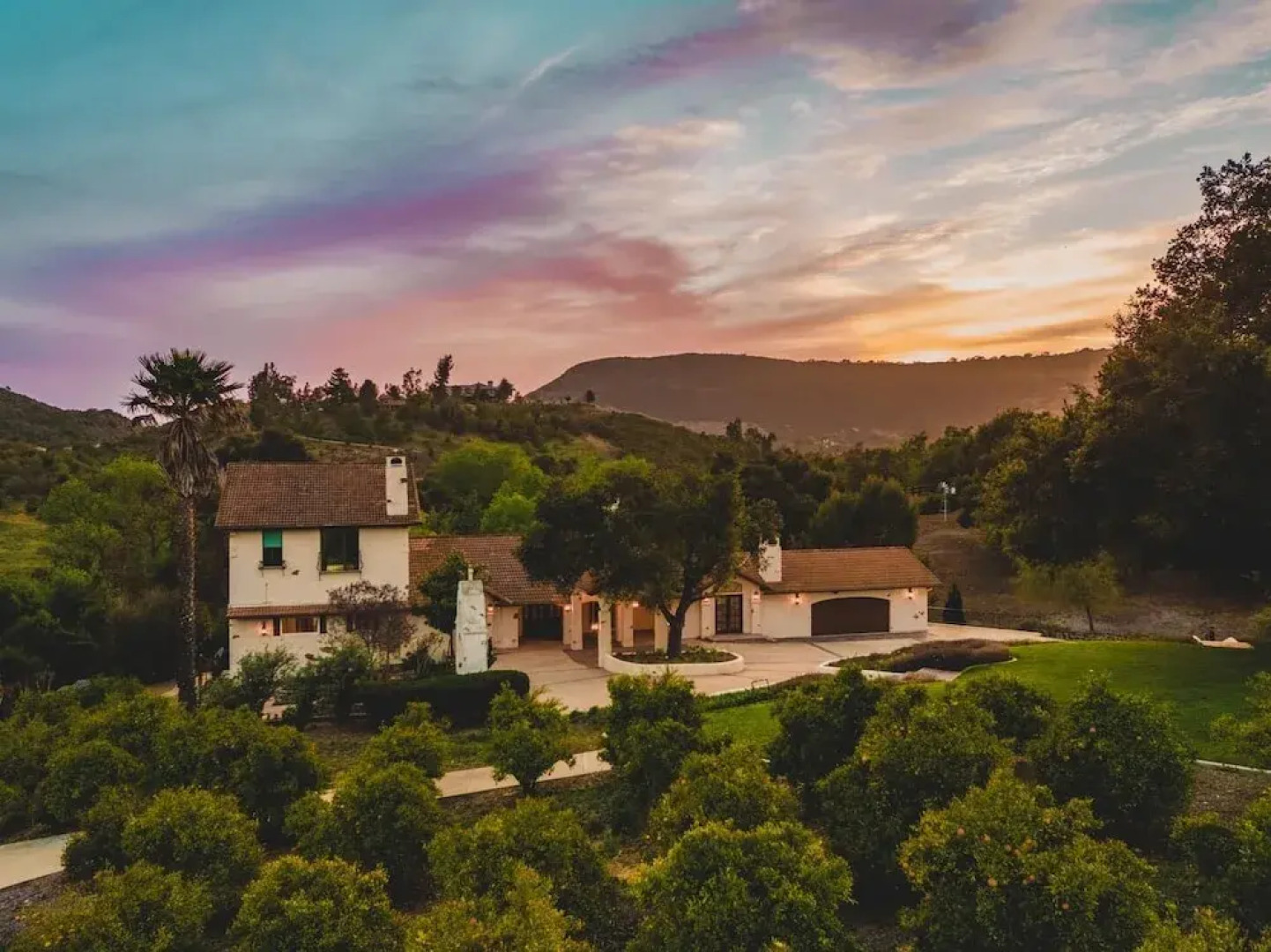 De Luz by AvantStay | Sleeps 24 | 5 Acre Estate w/ Lake & Orange Groves