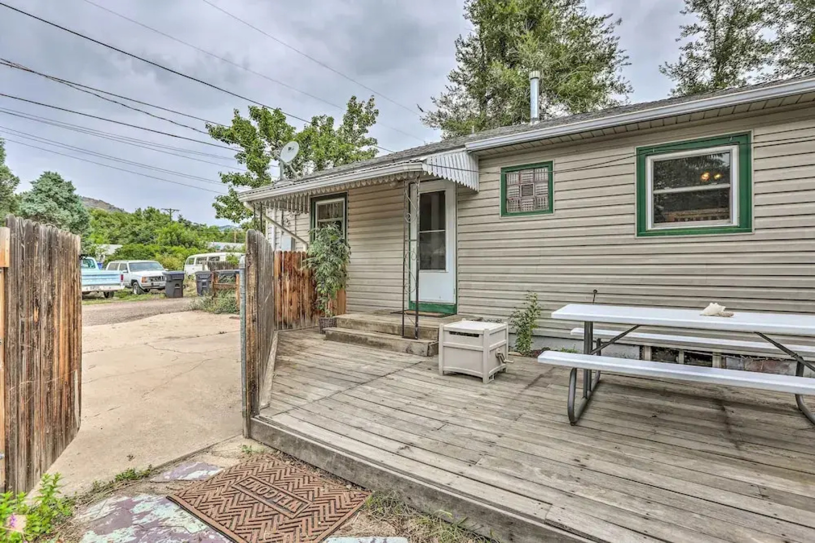 Relaxing Golden Getaway w/ Grill < 1 Mi to Town!