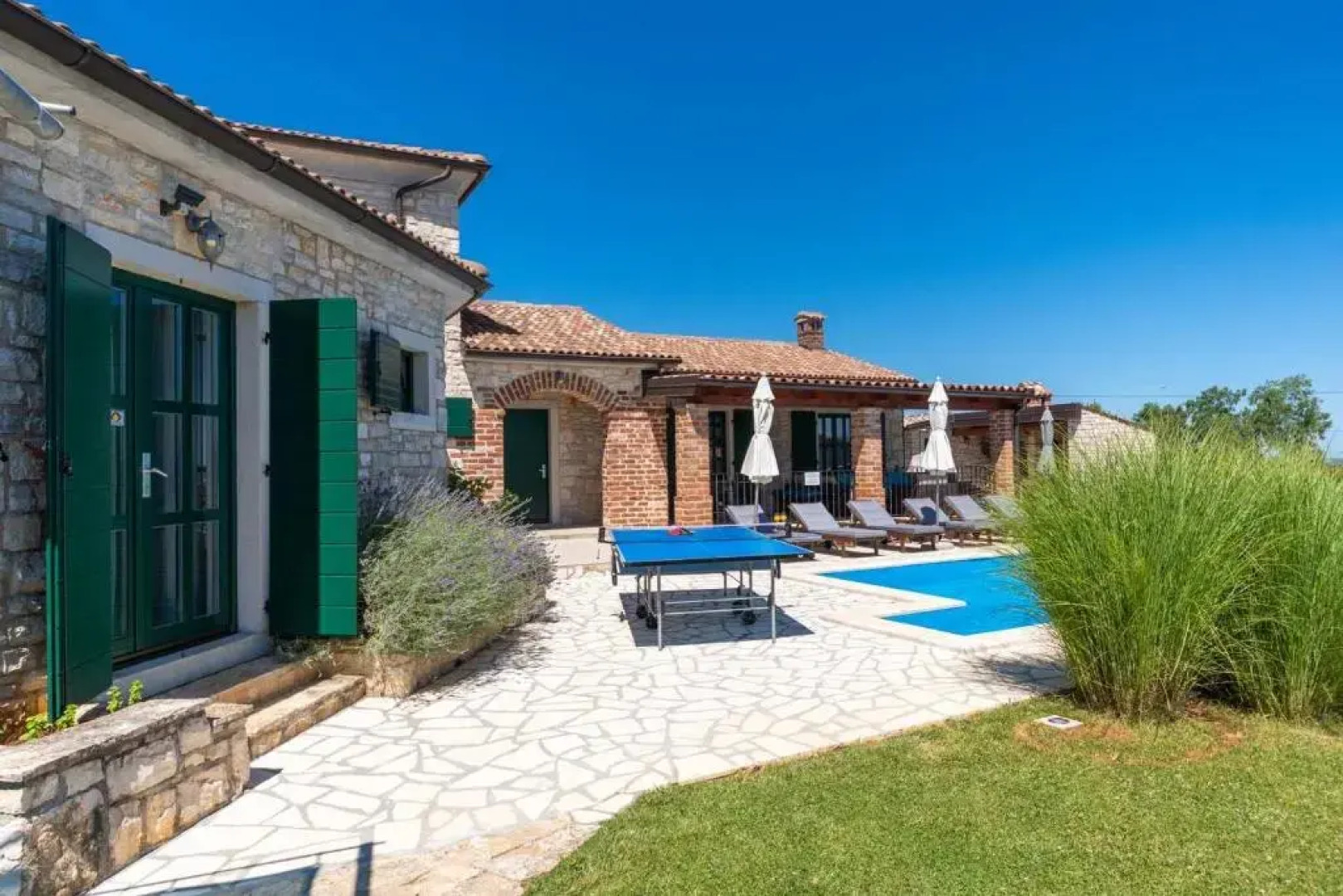 Beautiful Villa In A Quiet Area, With Enclosed Garden, Private Swimming Pool And Outdoor Kitchen