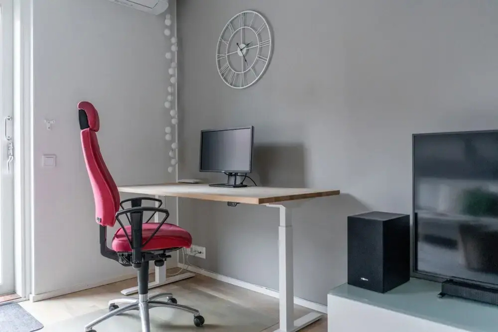 Spacious 1br with parking on the street