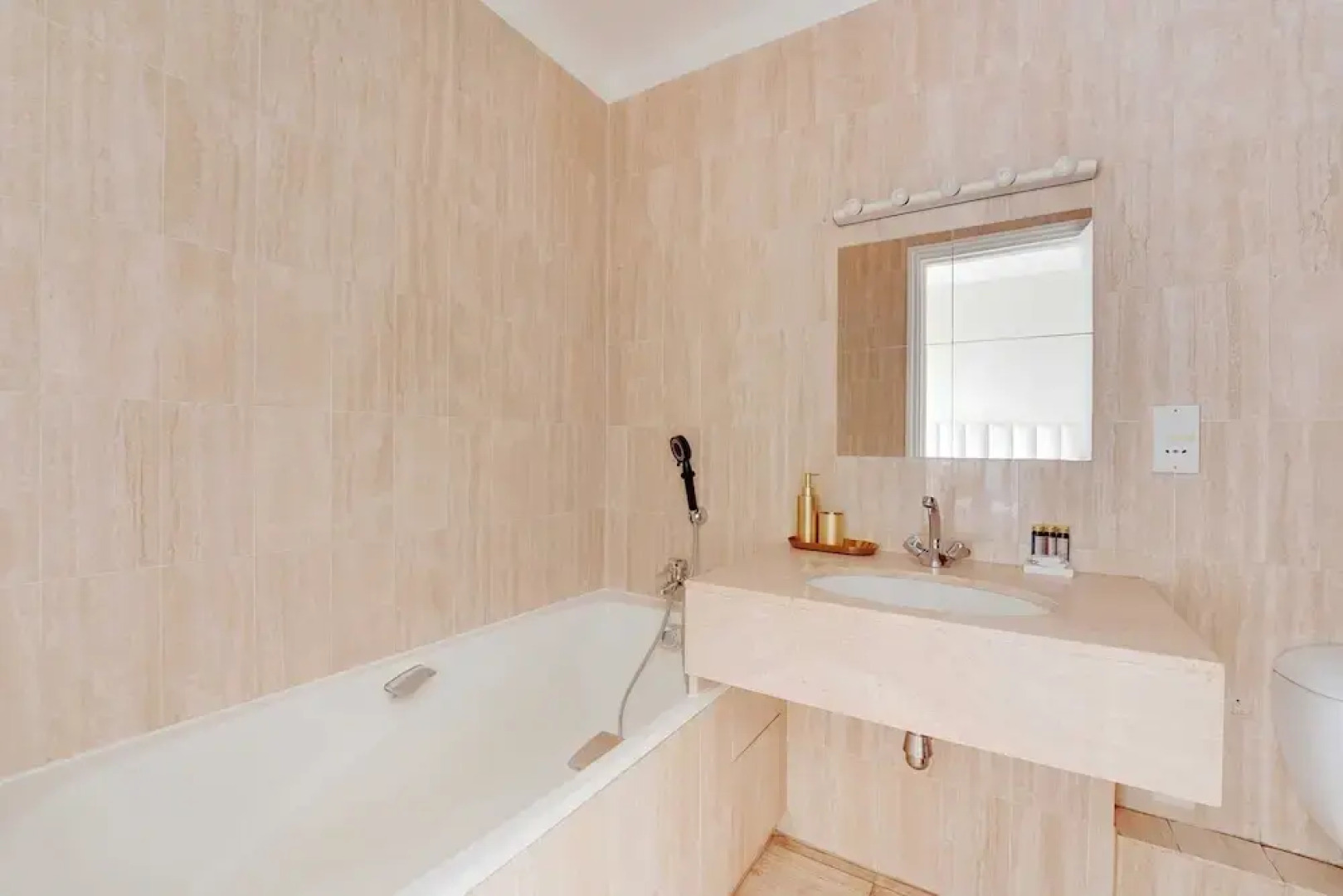 Modern apt With Balcony-2br/6p-neuilly-sur-seine