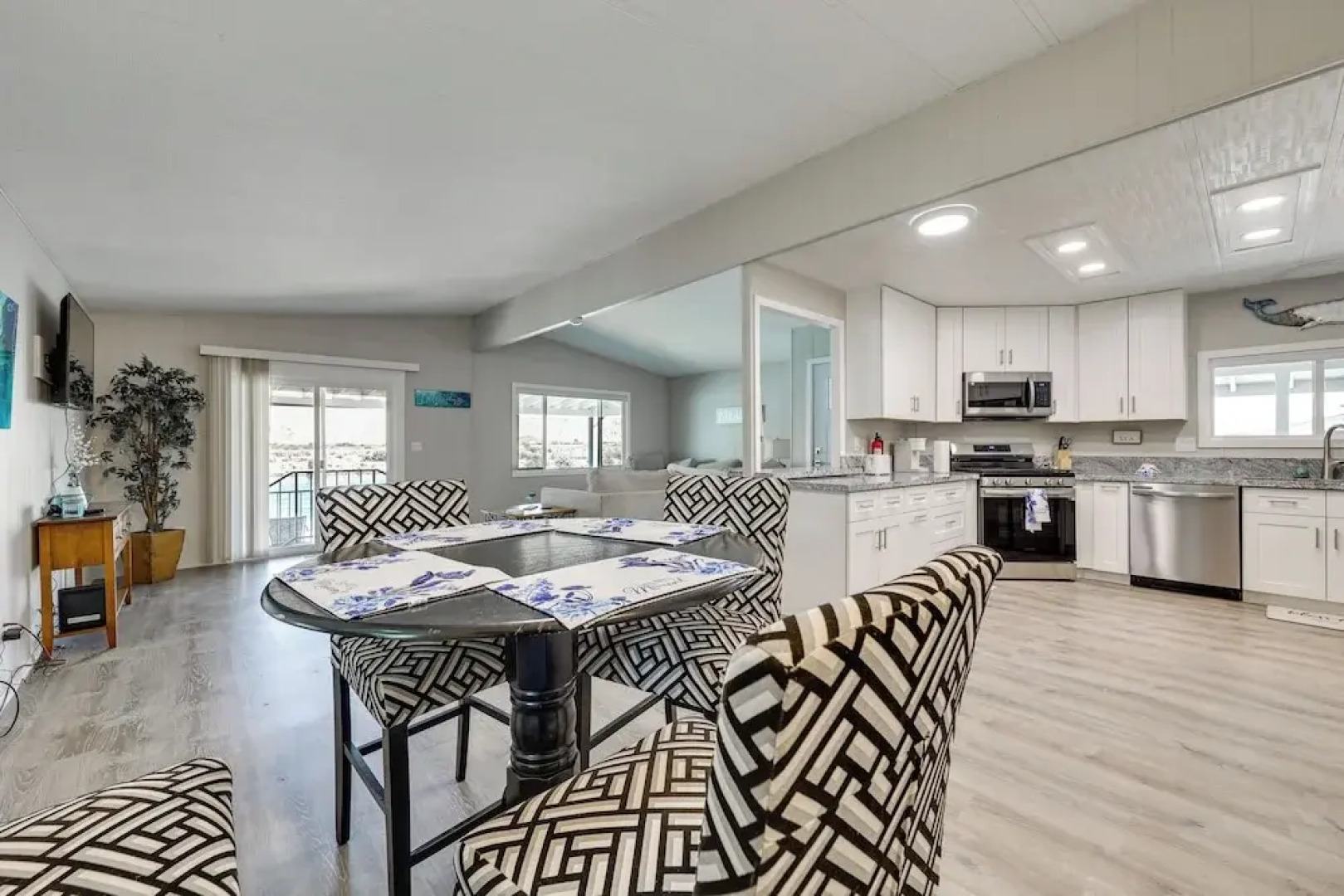 Colorado River Views: Waterfront Bullhead Home