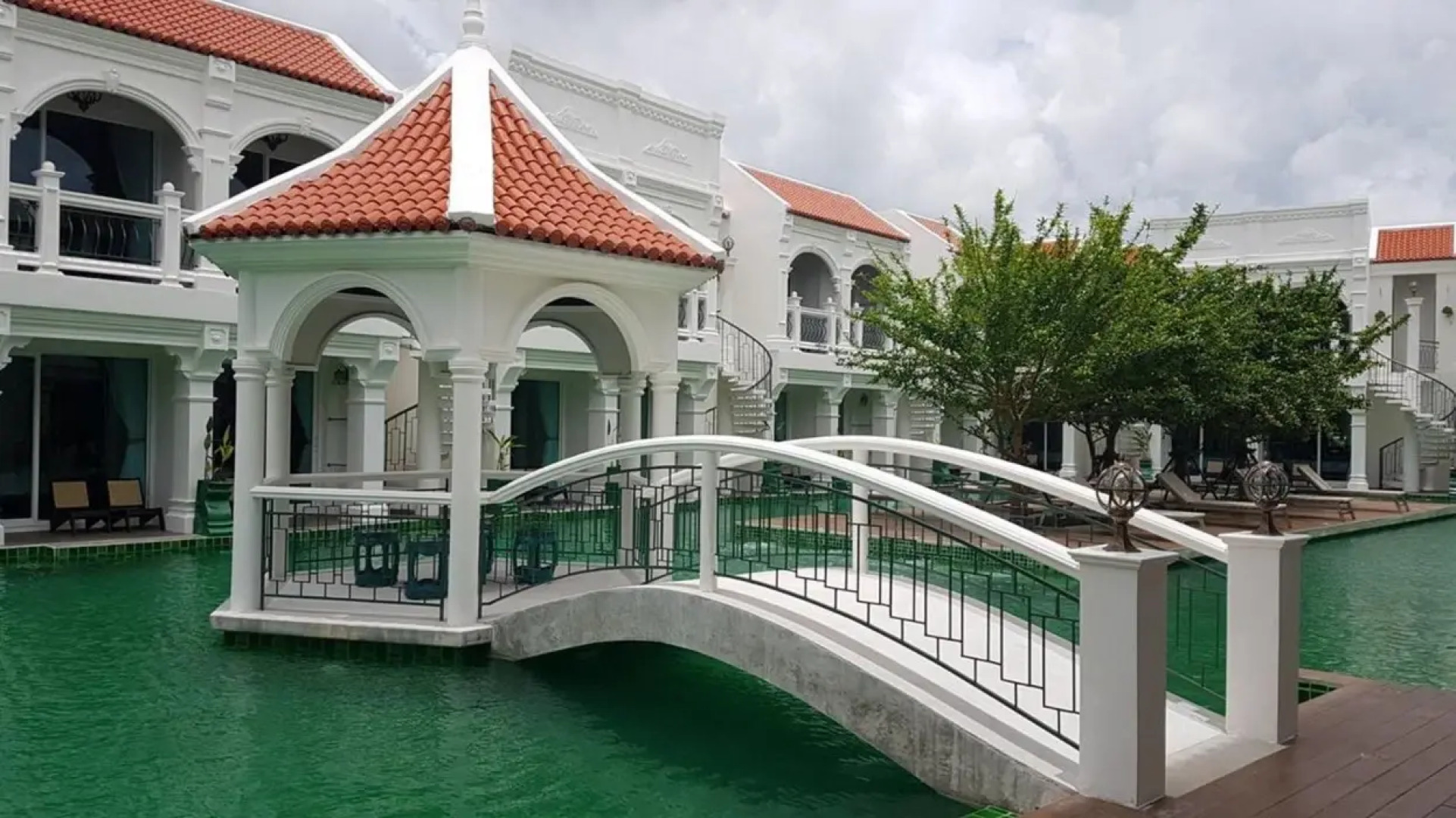 Supicha pool access hotel