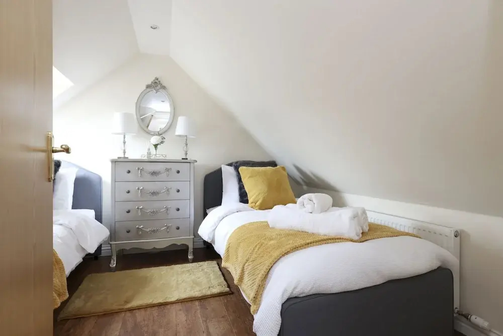 JOIVY Greenknowes Lodge With Hot Tub And Wood Burning Stove
