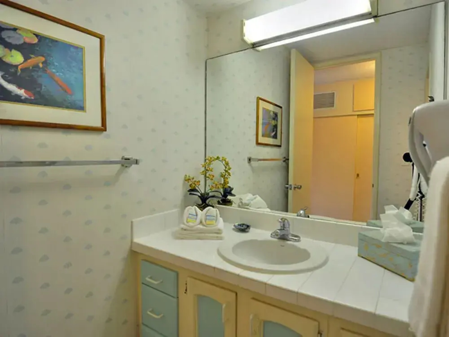 Lahaina Shores #522 Studio Bedroom Condo by RedAwning