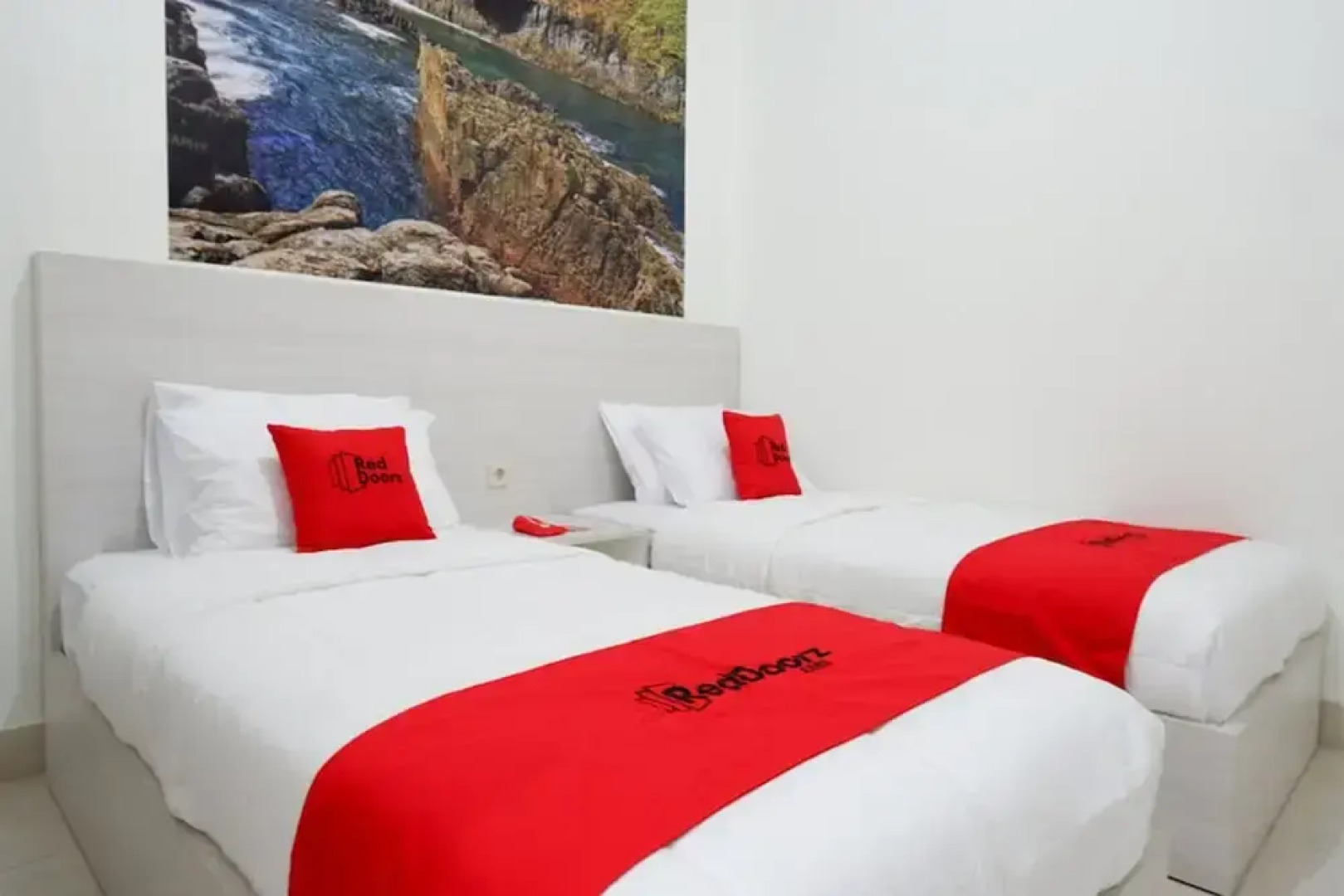 Rich Hotel by RedDoorz