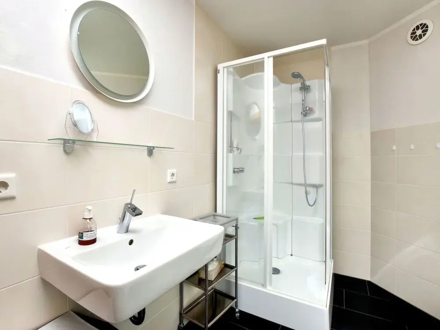 Beautiful House With Sauna, Modern Interior and Enormous, Park-like Garden