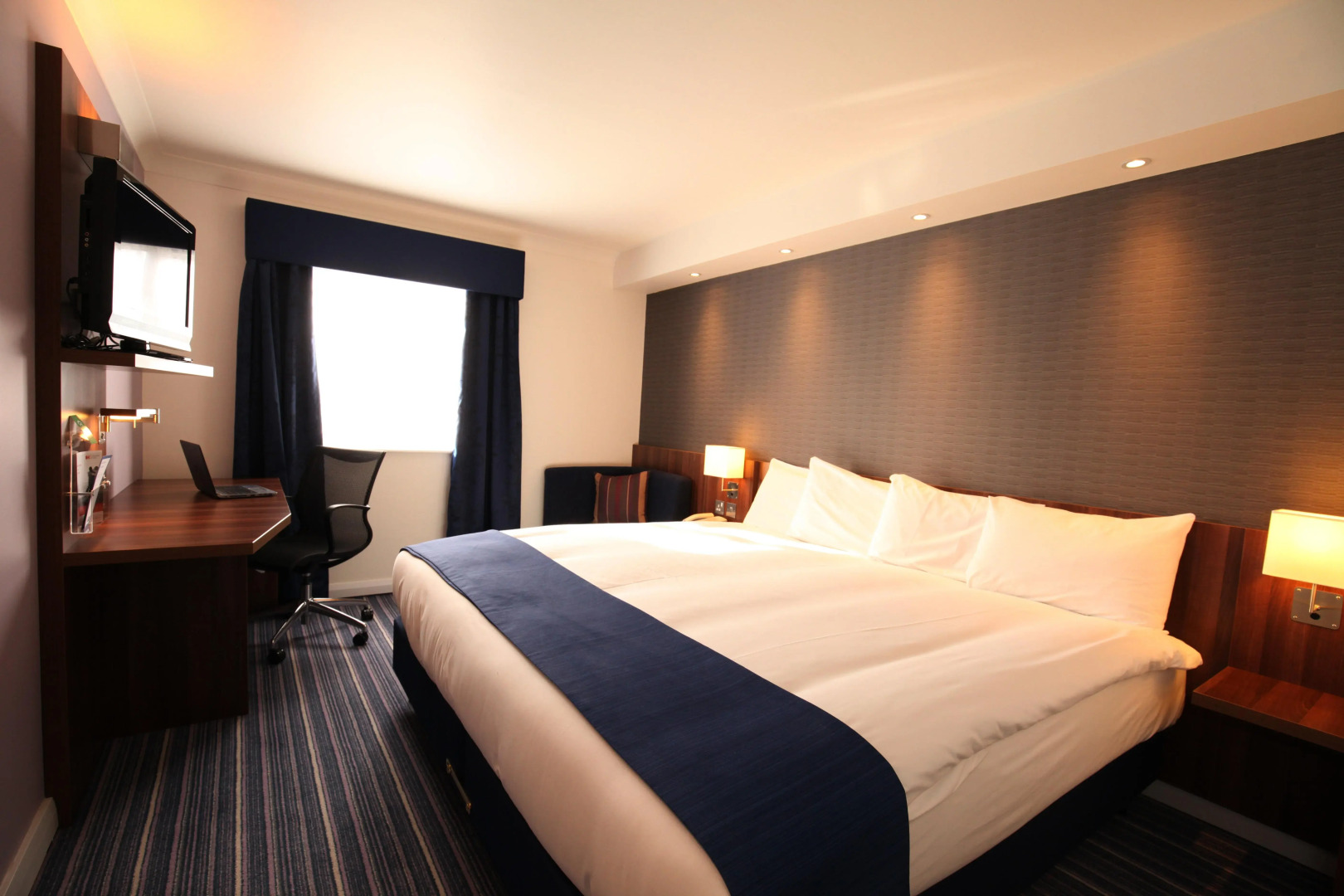 Holiday Inn Express London Gatwick - Crawley by IHG