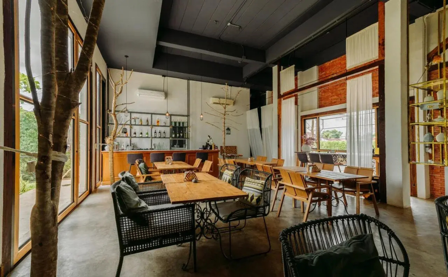 White Wall Riverfront Hotel