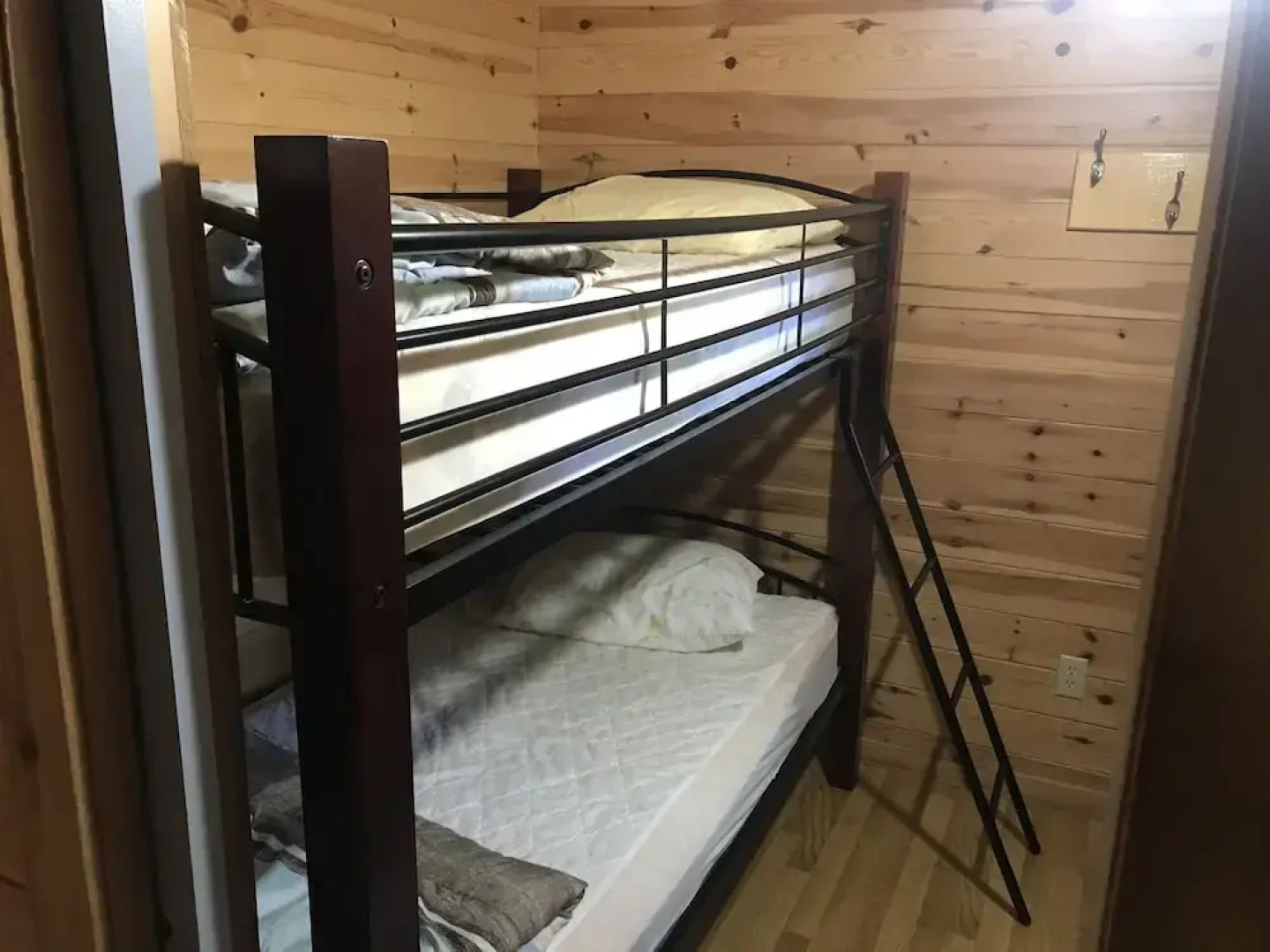 Longmuir's Hidden Cove Cottage Resort