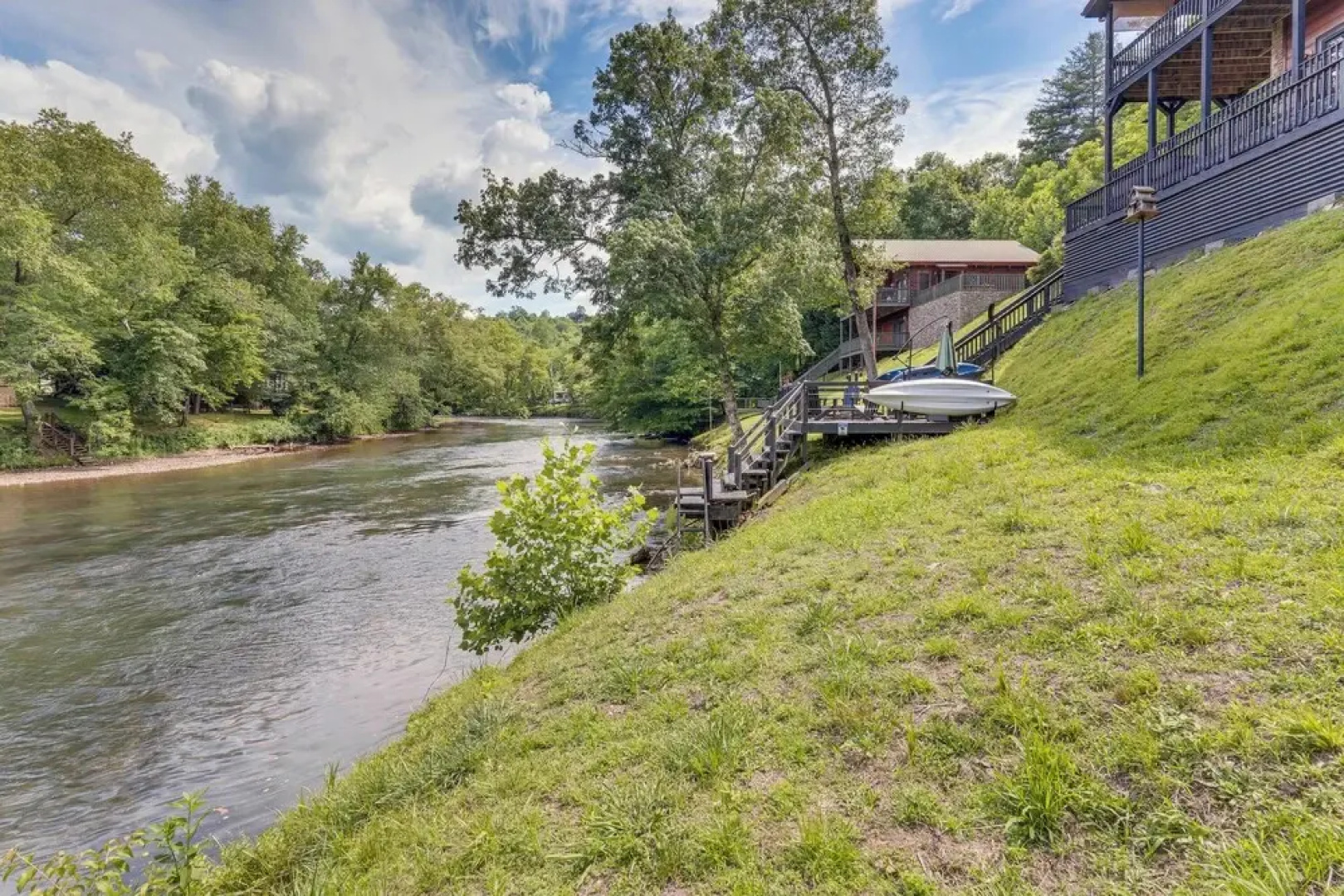 Private Hot Tub: Riverfront Cabin in Murphy
