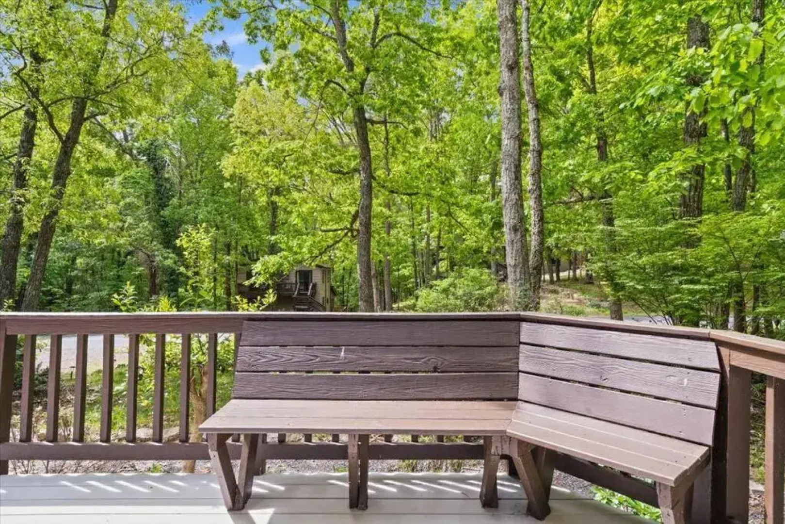 The Gingerbread House: 4 BR chalet, w/ Sunroom/Deck, sleeps 12, modern amenities