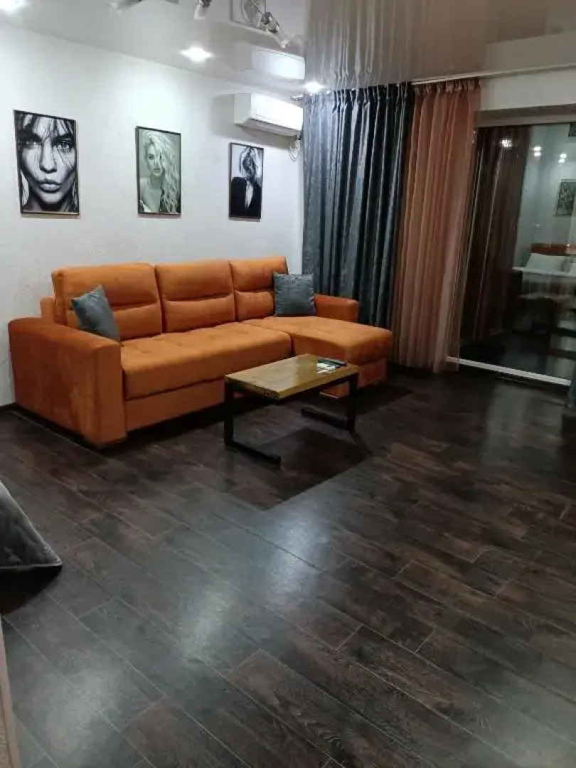 Ujutnaja i prostornaja kvartira v 50 metrah ot gorodskogo parka