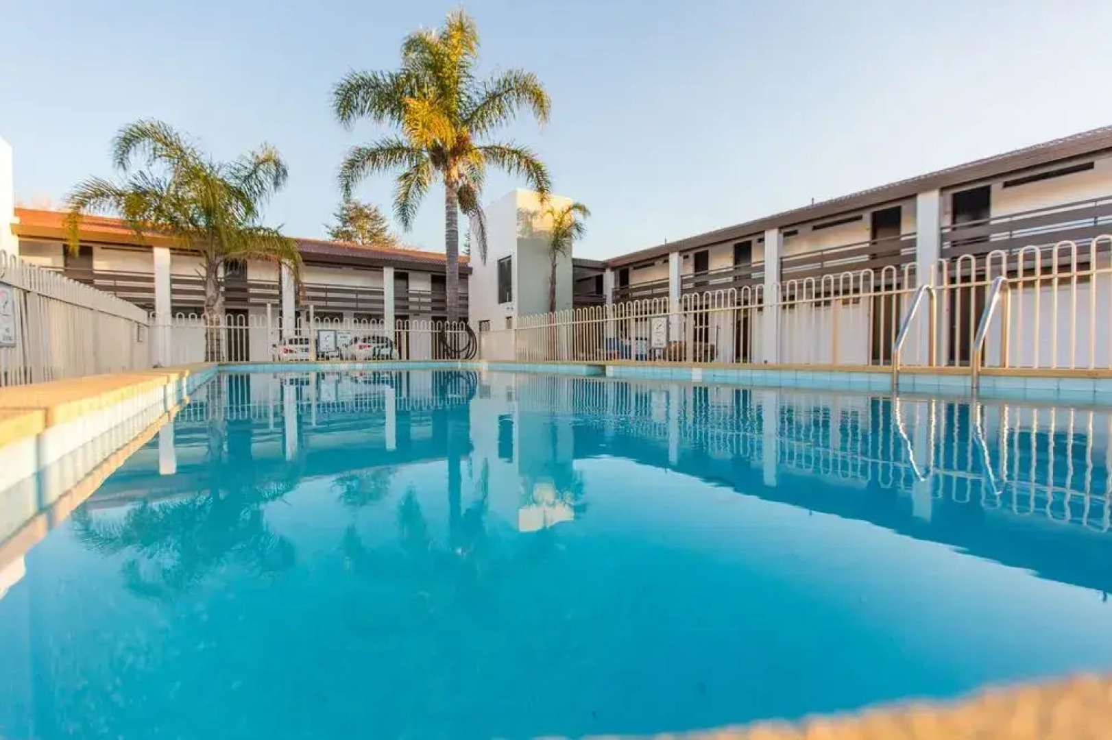 Econo Lodge Hacienda International