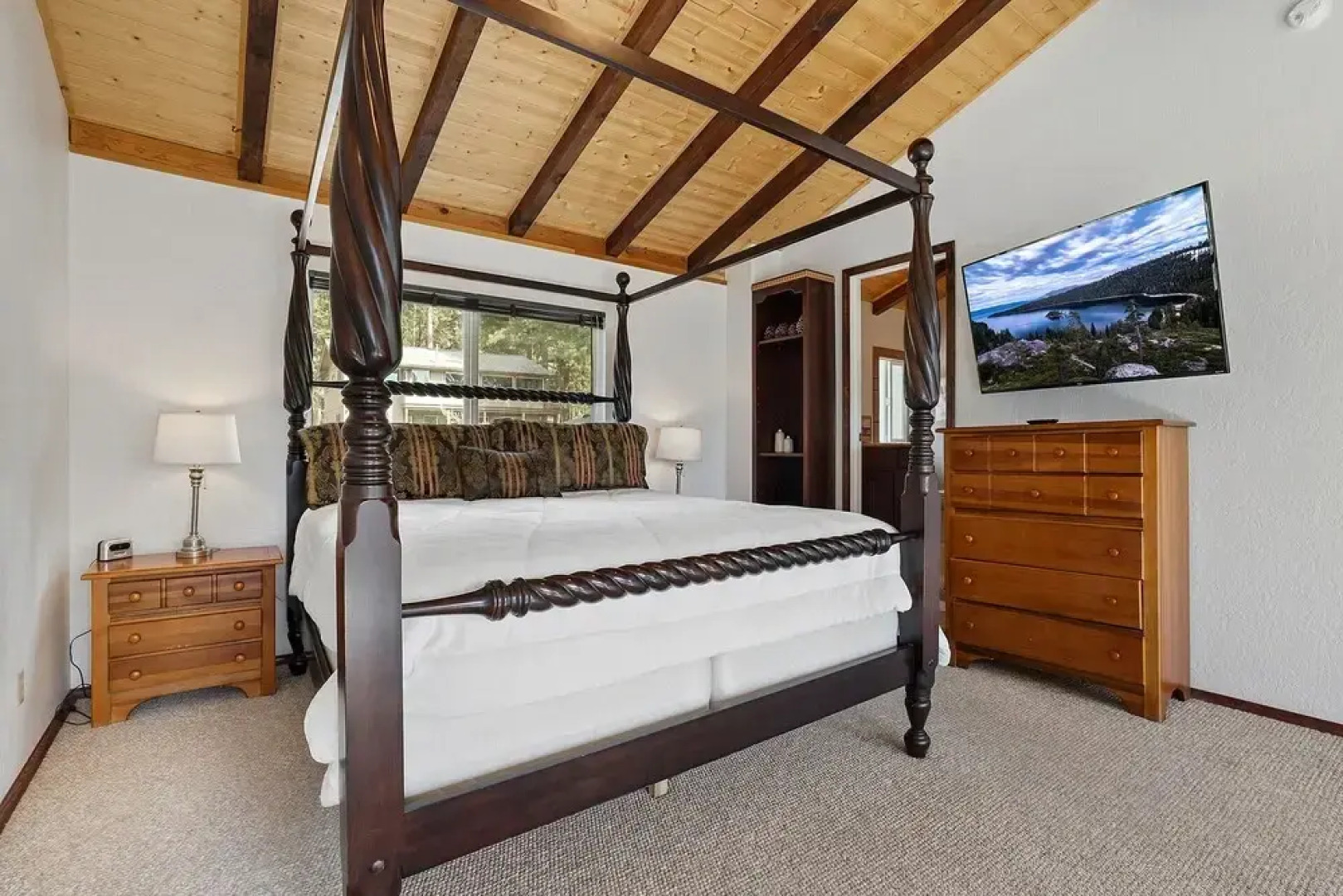 Hall Court Manor - Hot Tub, Pet Friendly, Pool Table!