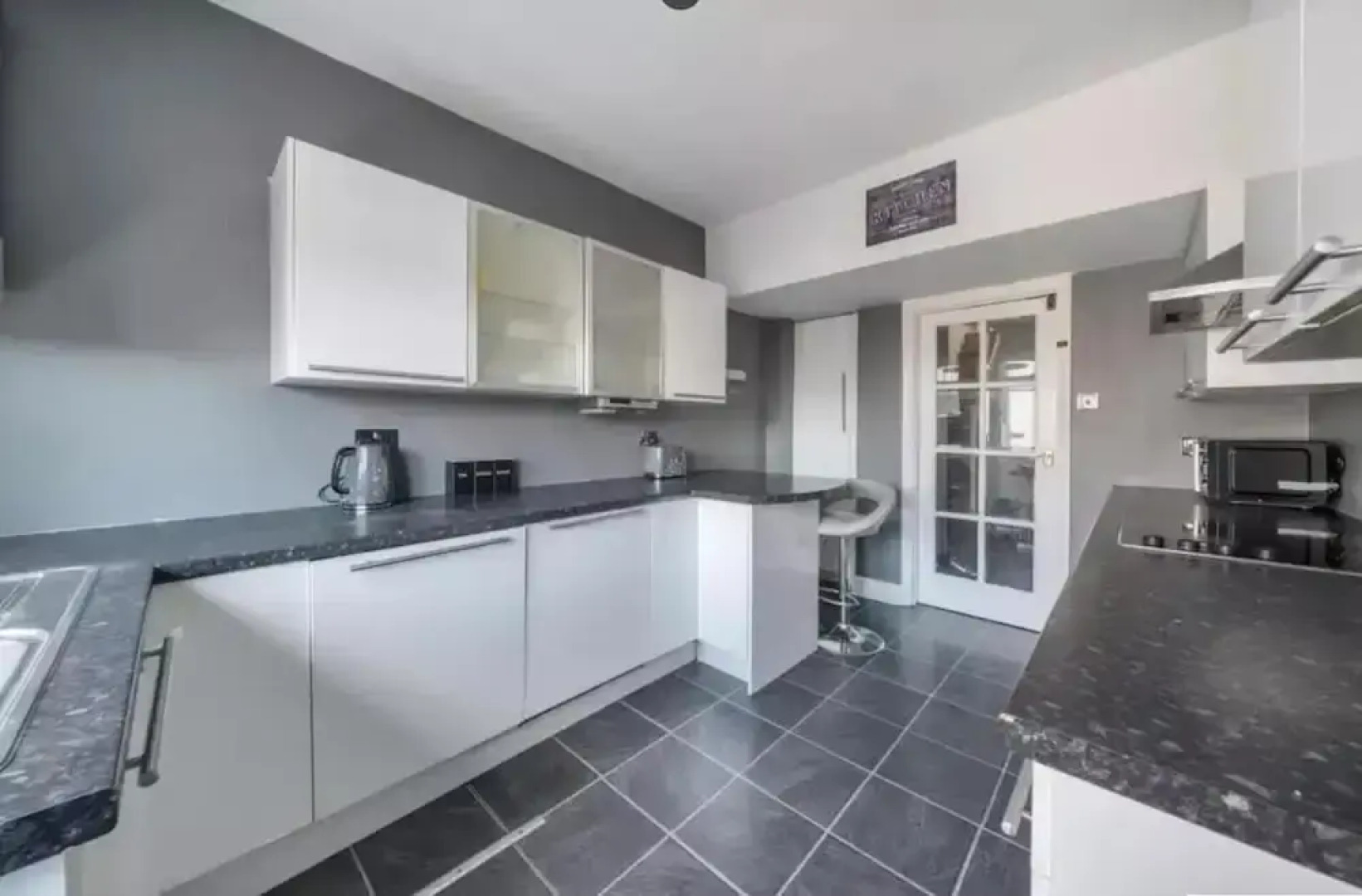 2br-sleeps6-parking-garden-nearlondon