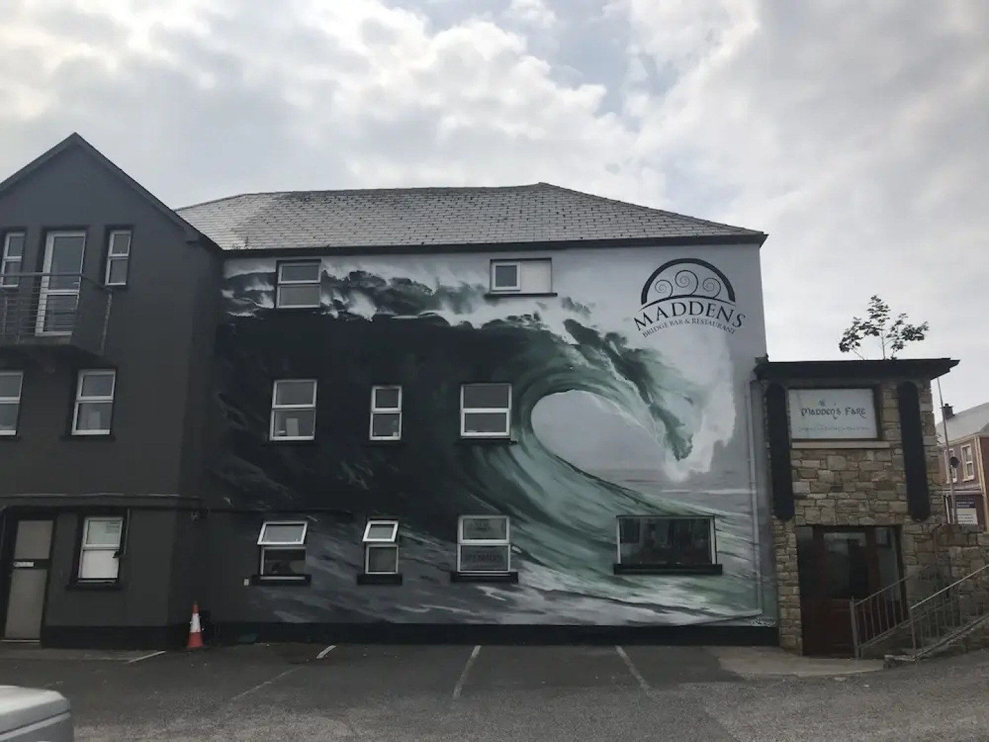 Maddens Bridge Bar, Restaurant & Guesthouse