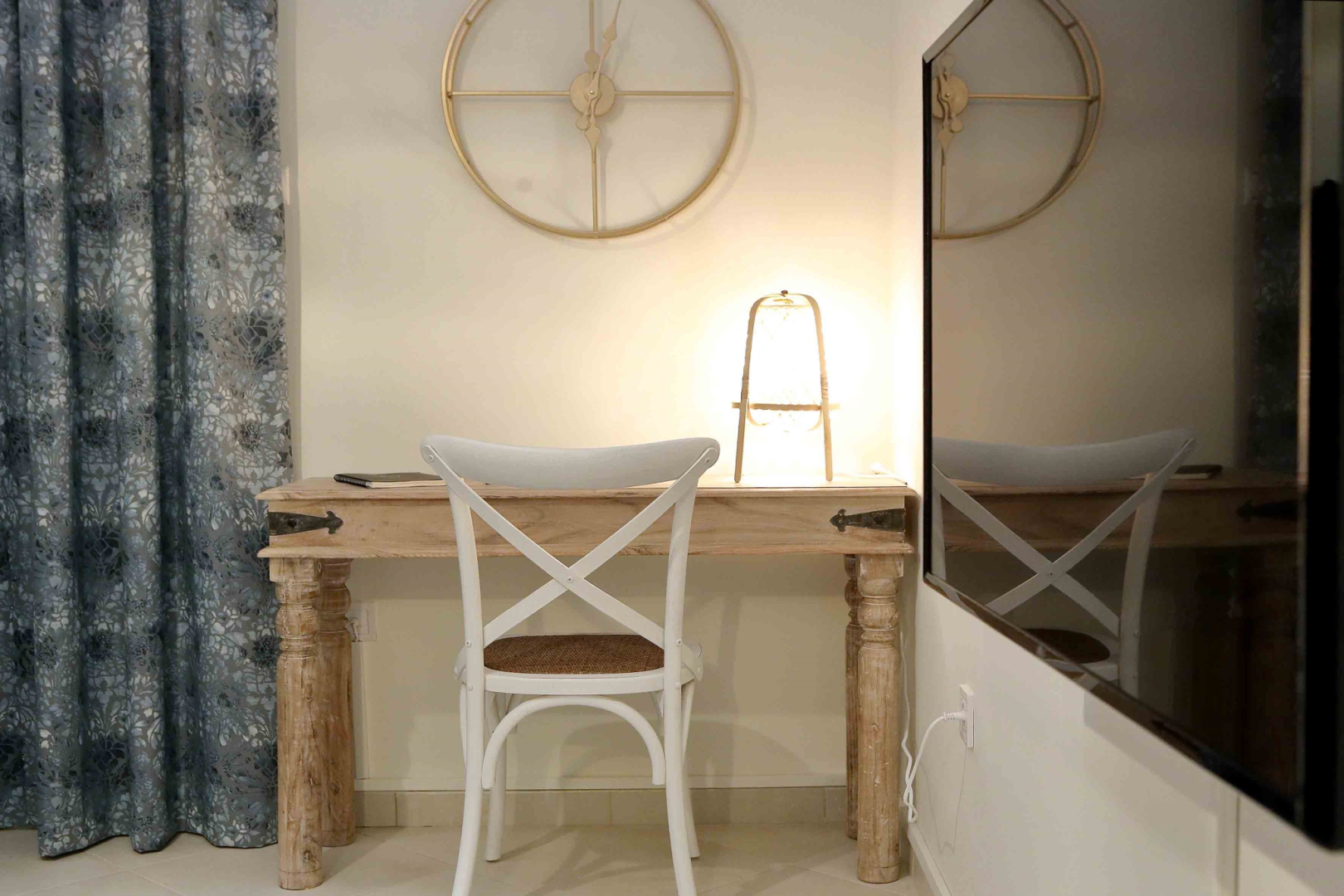 Best House Anakreontos