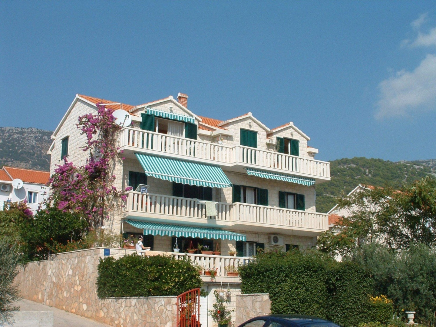 Apartment Mate 1 - 130 m from sea: A1 Zeleni Bol, Island Brac