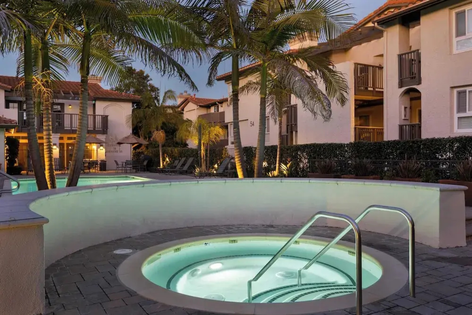 Walk to Beach Pool, Hot Tub, Private Patio, Parking Seabreeze Retreat