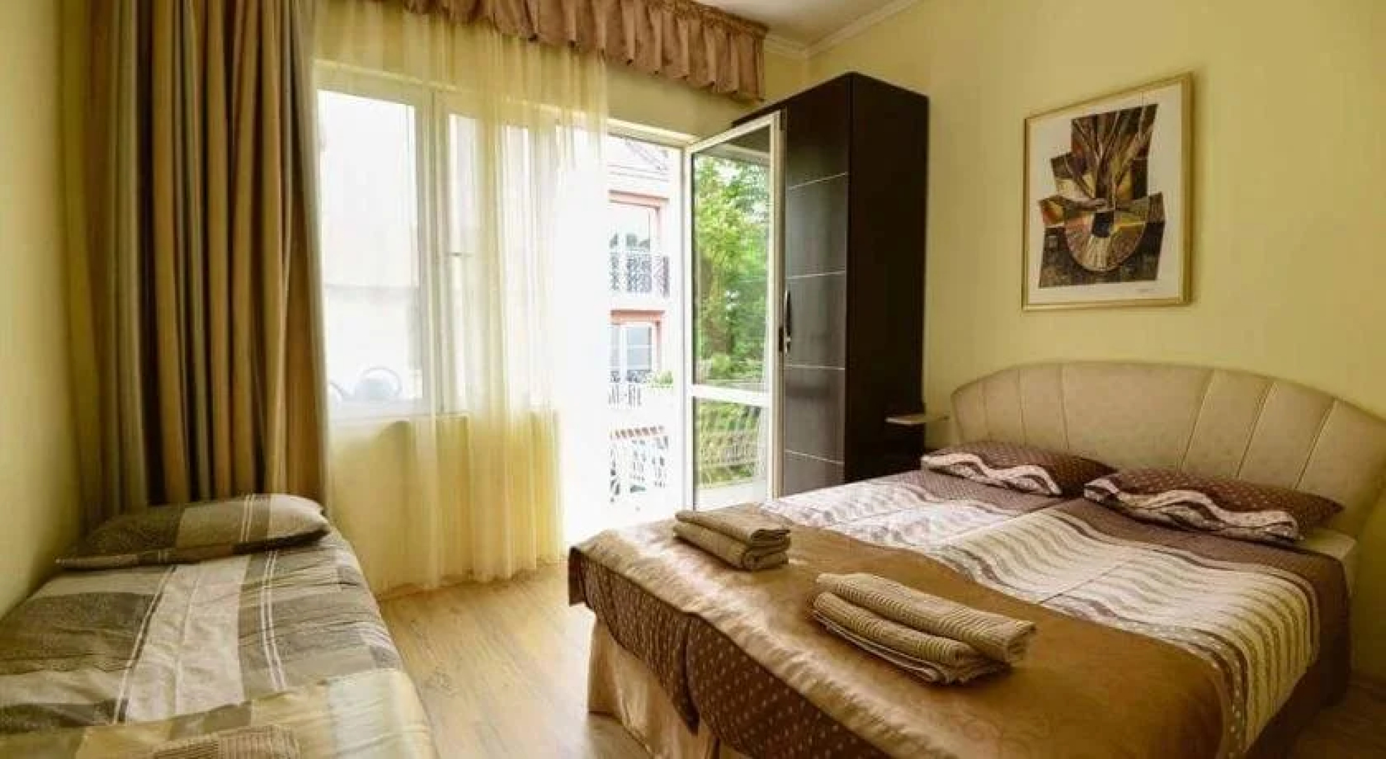 Residence Art Guest Room