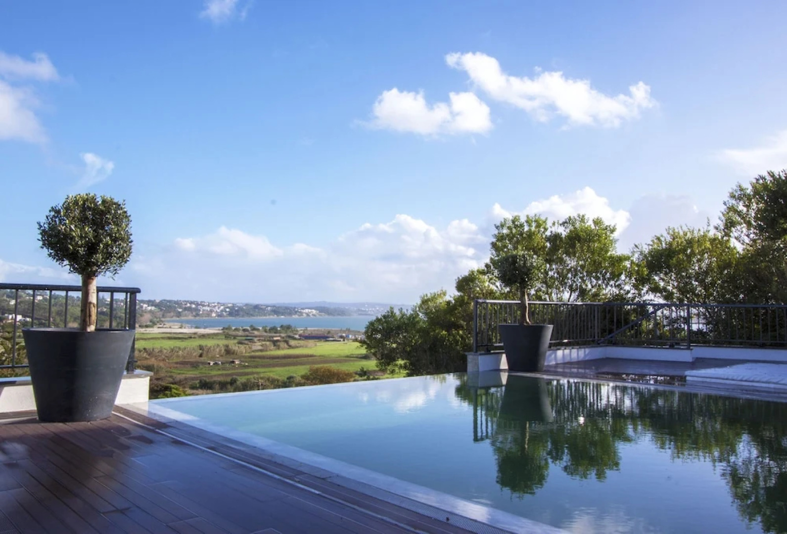 Hillside House Suites & Spa