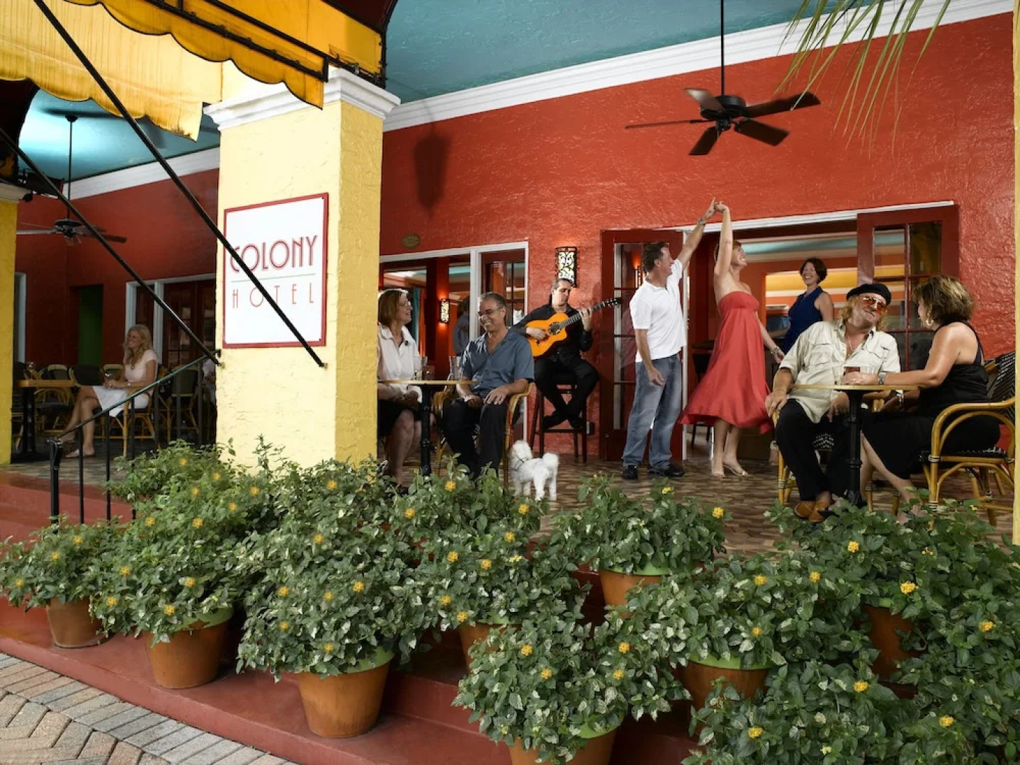 Colony Hotel & Cabaña Club