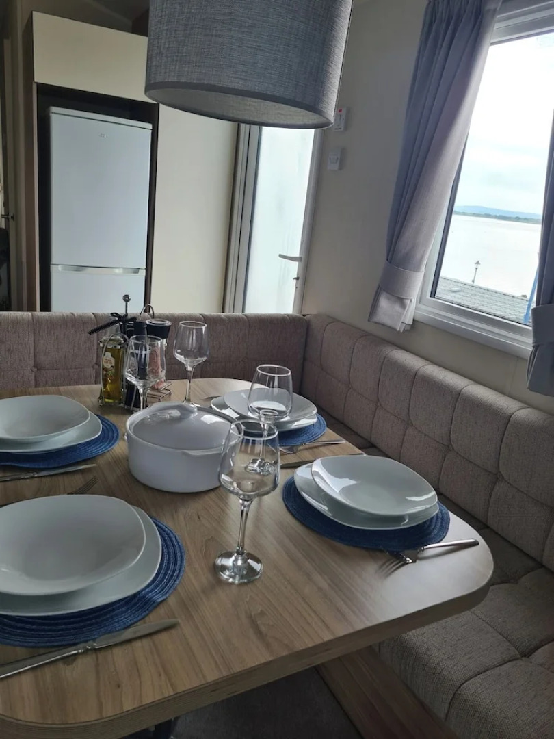 3 Bed Lodge - Sleeps 6 - Parking - Pets - Wifi