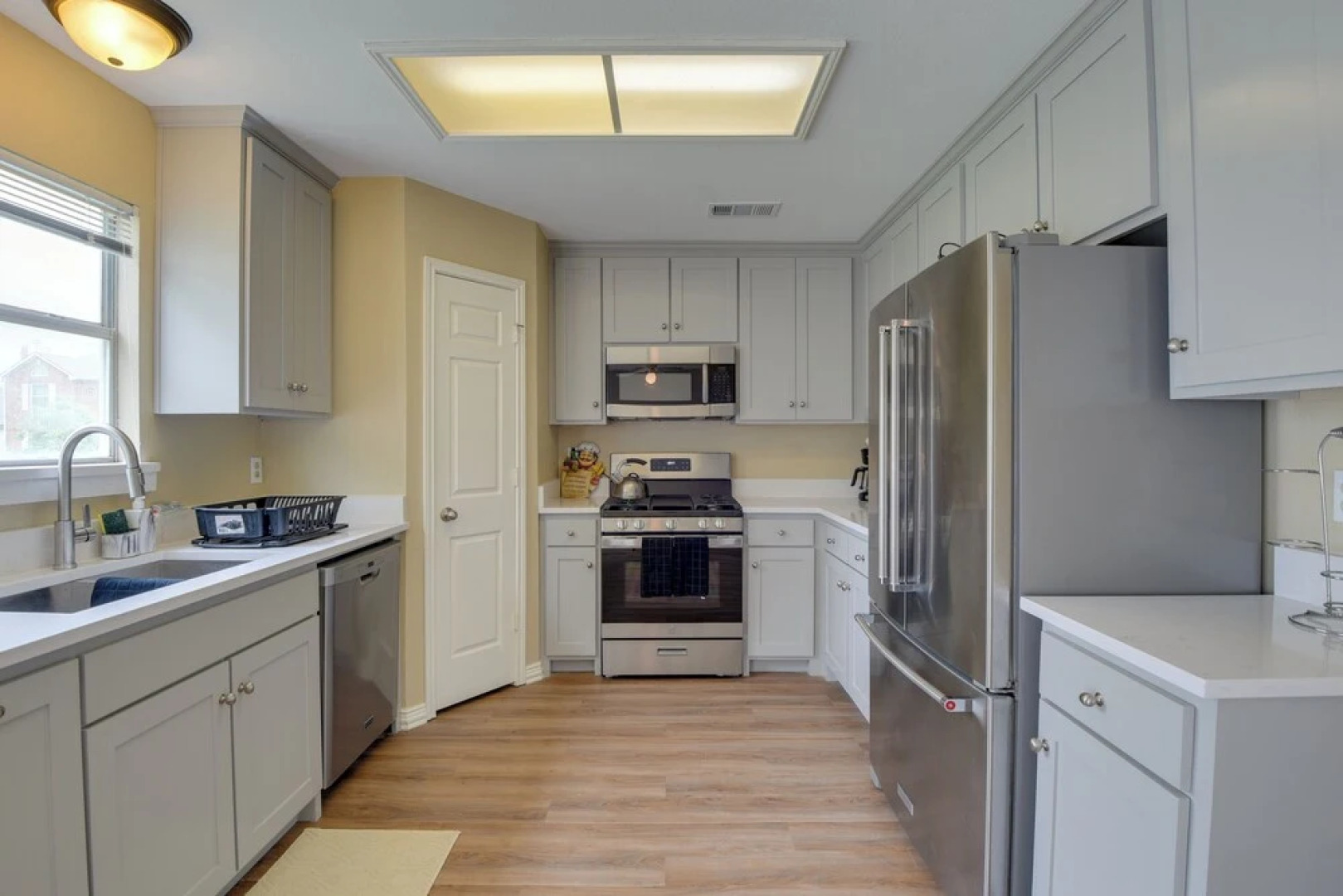 16 Mi to Dtwn Dallas: Spacious Home w/ Yard!