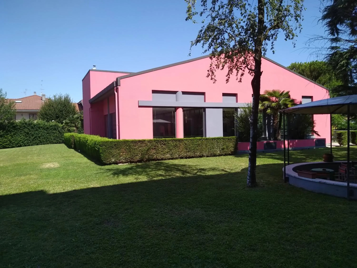 Hotel Embassy Pero