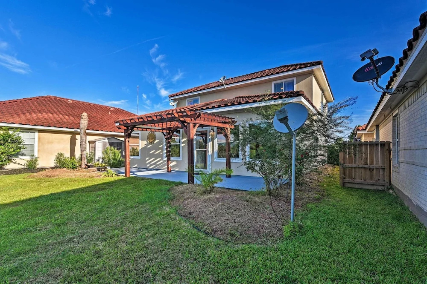 Walk to Ocean: Lakefront Dickinson Stucco House!