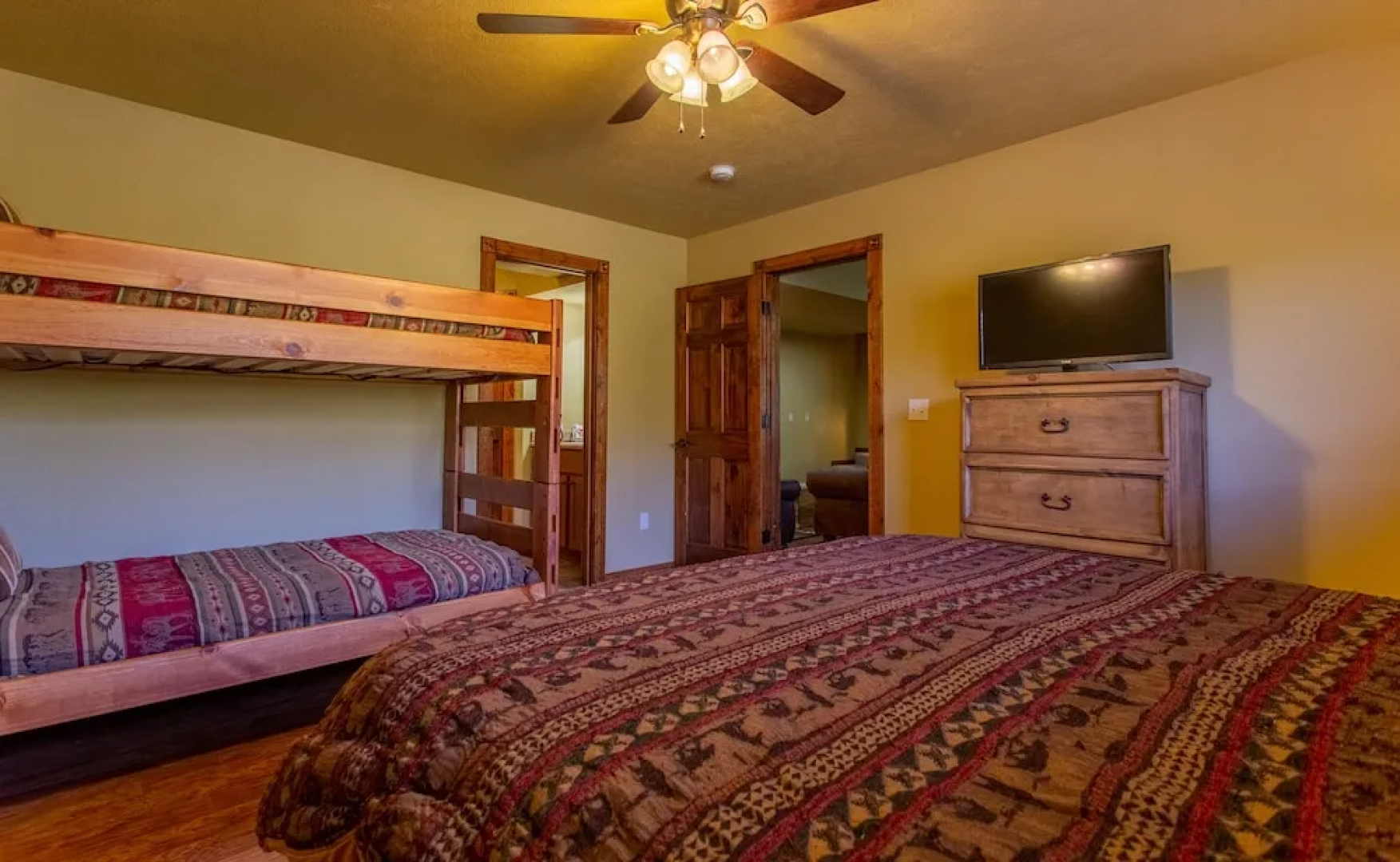 Makin Memories Lodge-sleeps 14 4 Bedrooms 4 Bathrooms Home