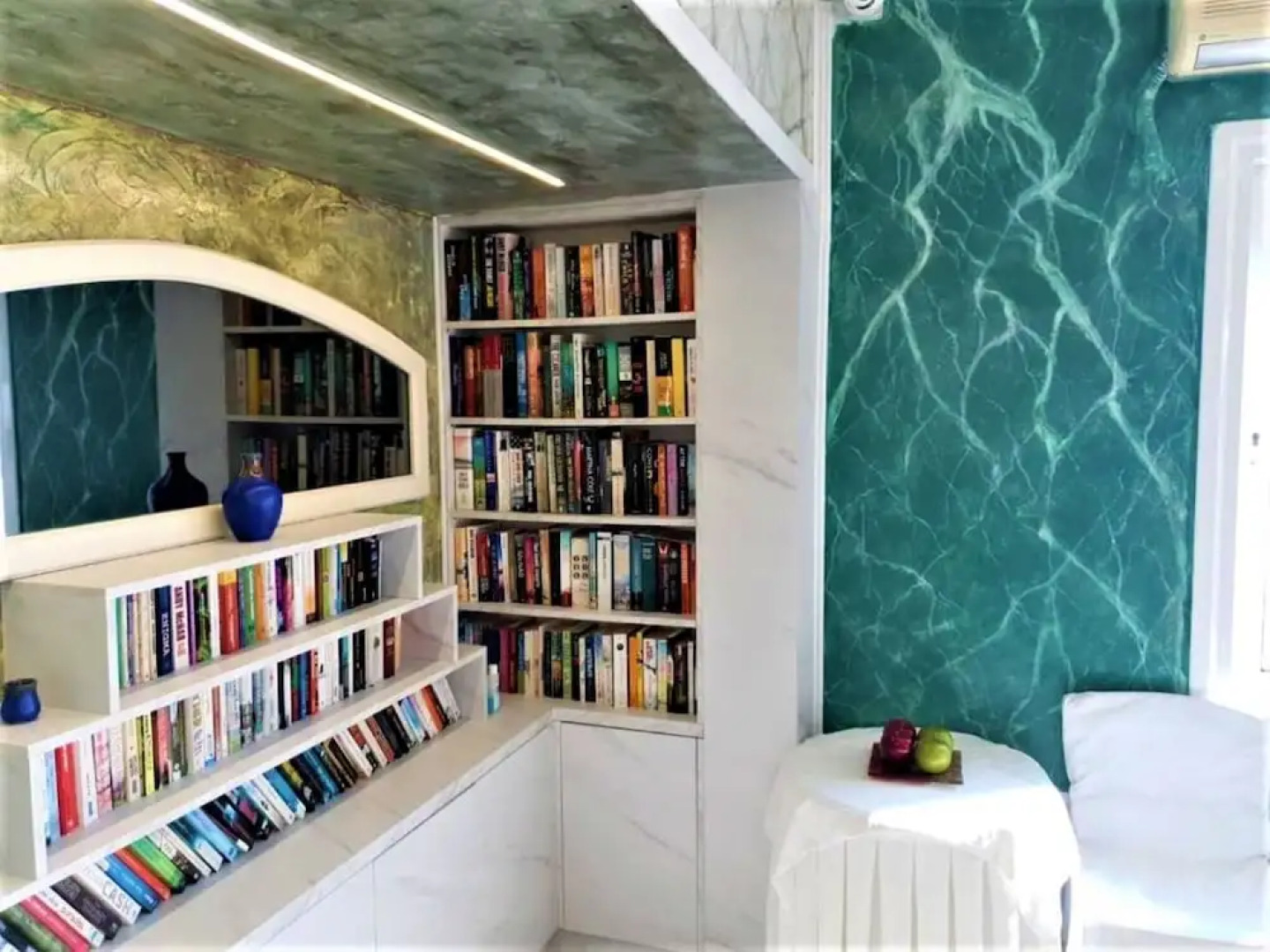 Entire Private Suite Sea Full View With Balcony, Shared Pool and Air Conditionin