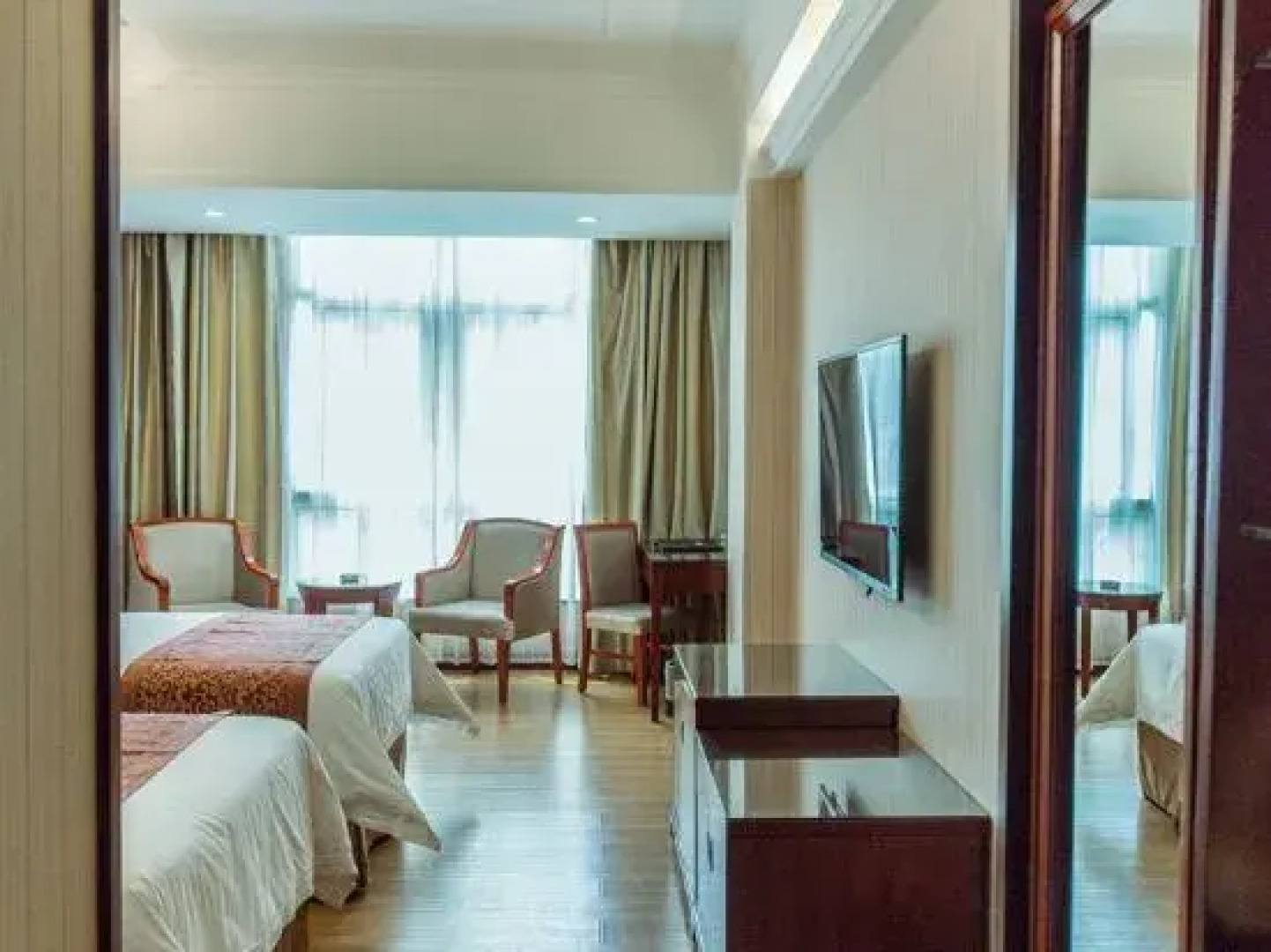 Vienna Hotel (Jishou Railway Station)