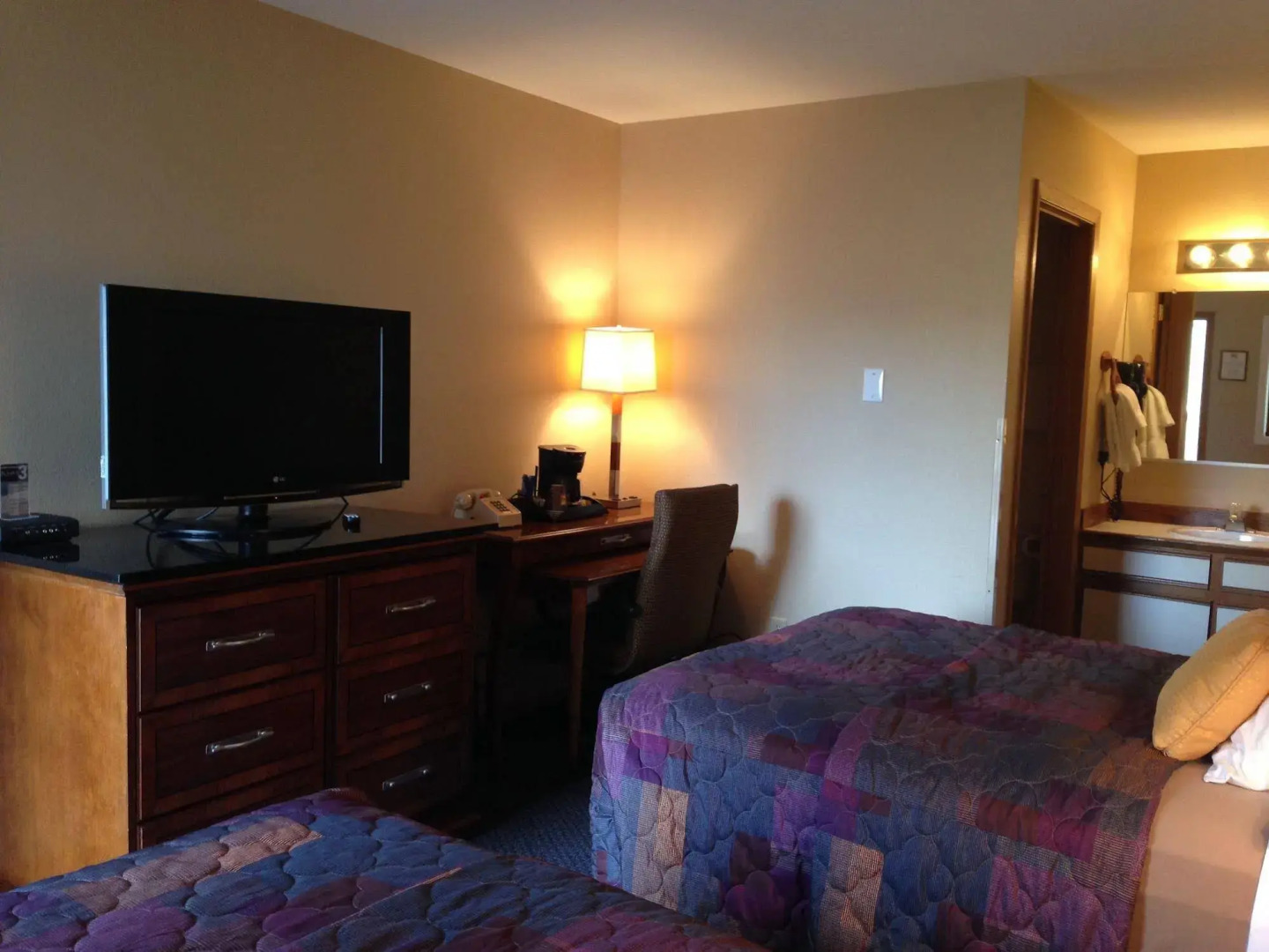 Lakeshore Inn & Suites