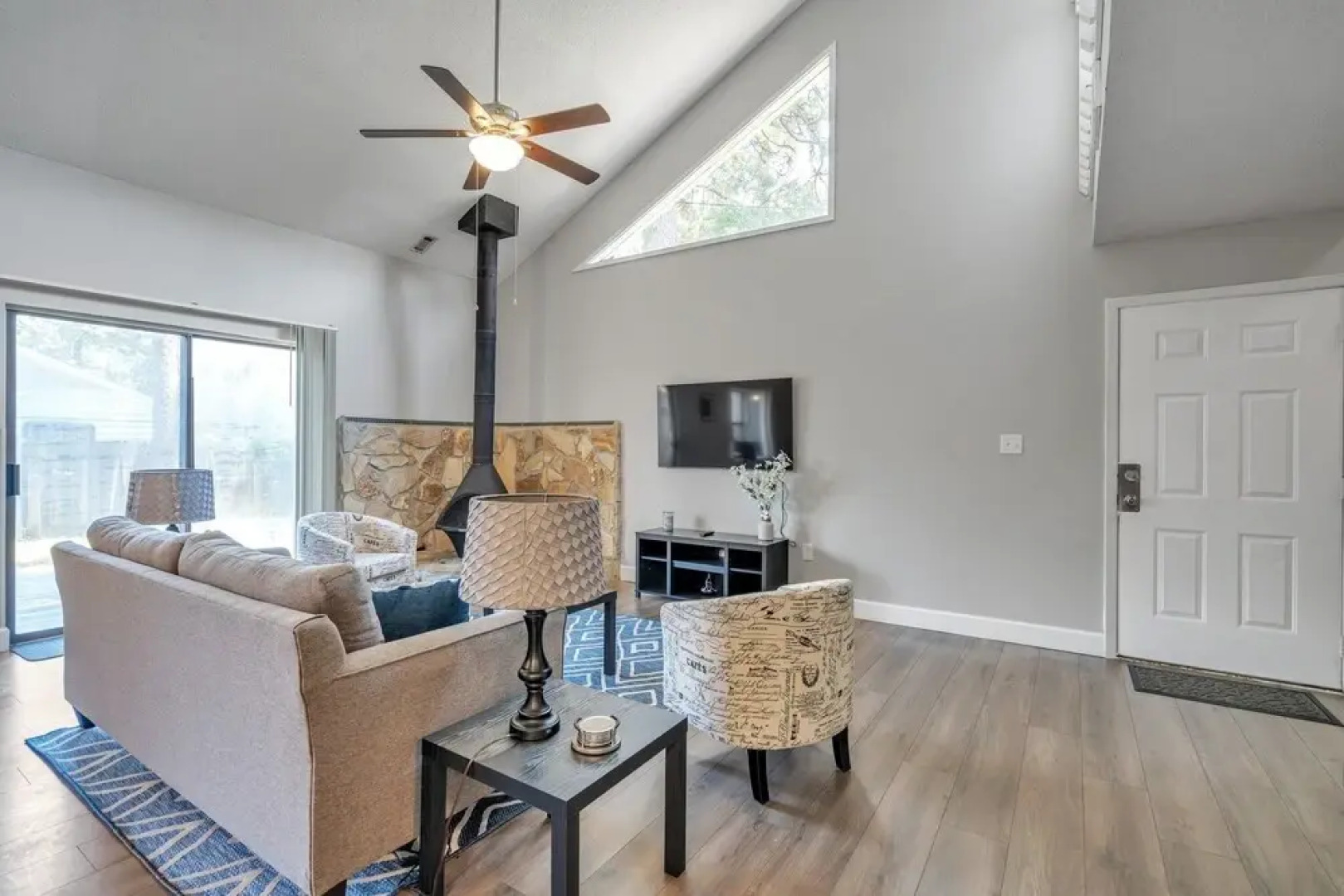 Eagles Nest 2 Bedroom Townhouse by Redawning