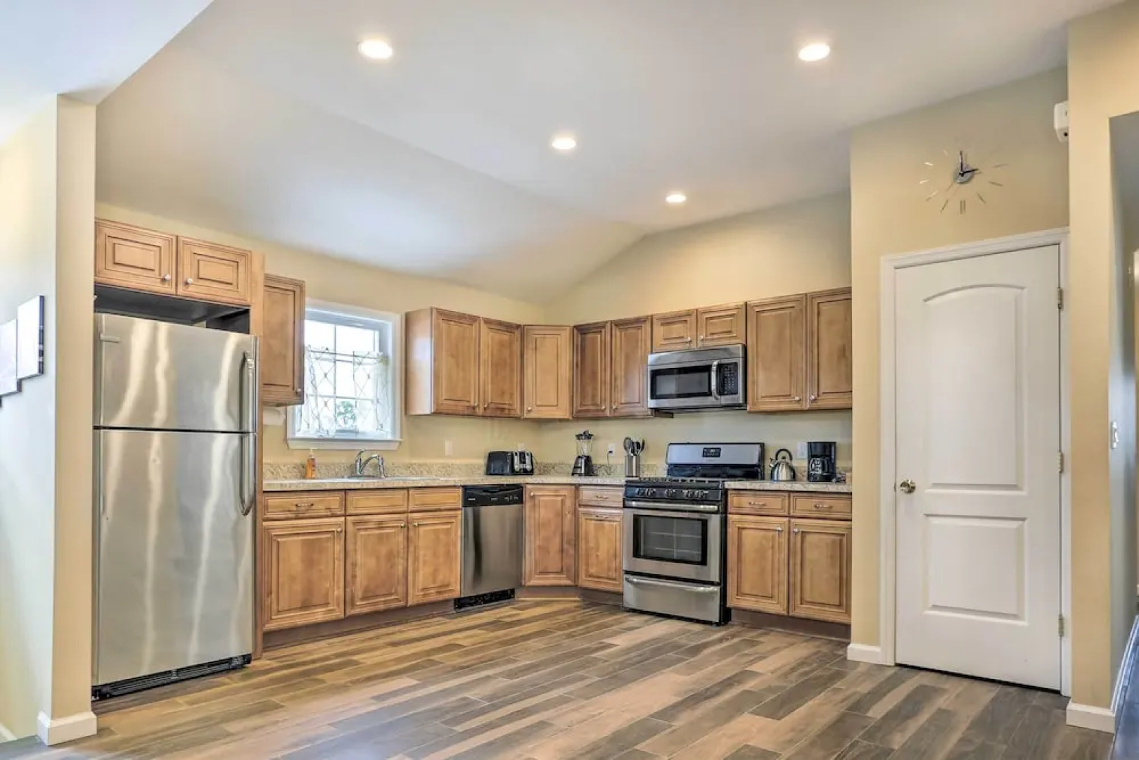 Ideally Located Glen Cove Apartment!