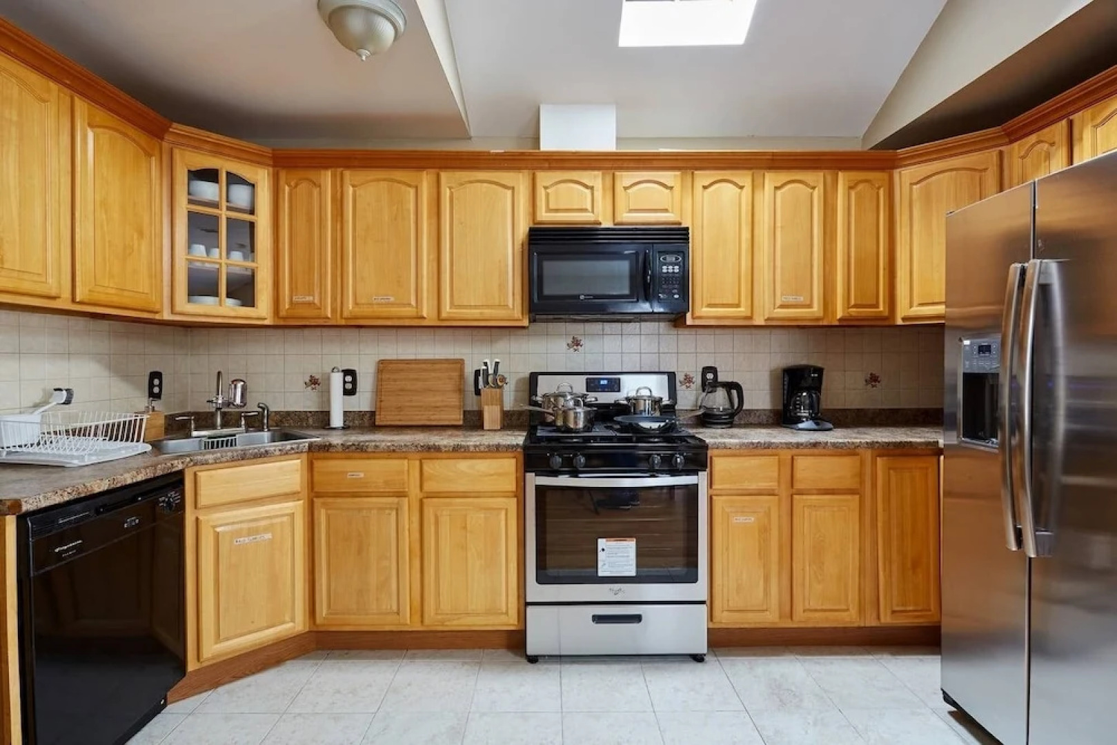 Huge Modern Home 20 mins to NYC