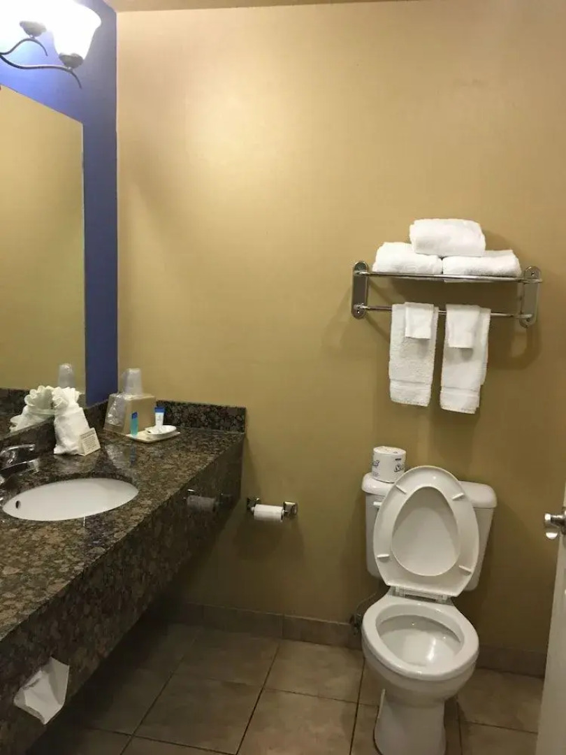 Econo Lodge Inn & Suites