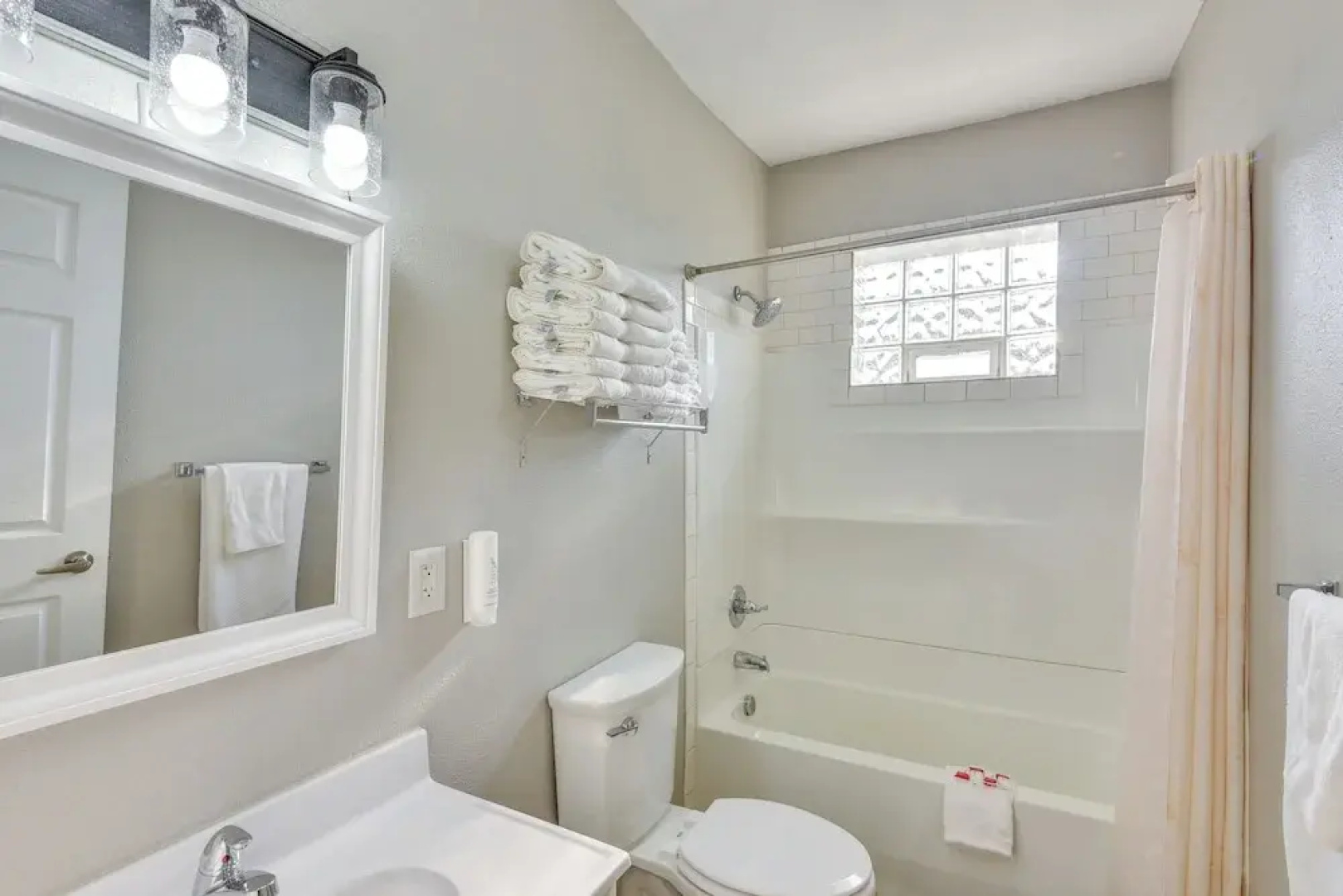 2 Mi to Warren Dunes - Bright Sawyer Apartment!
