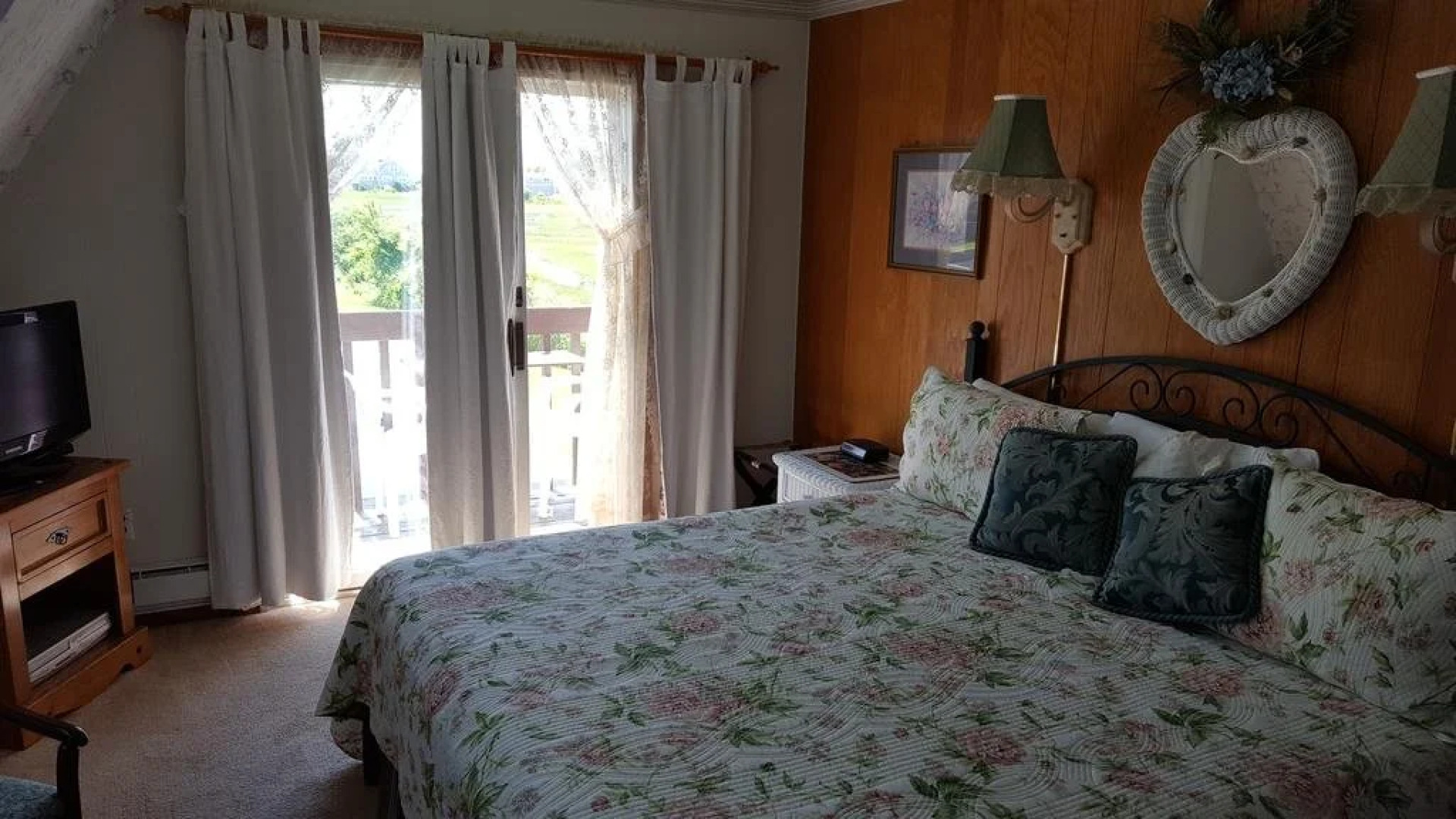 A Cape Cod Ocean Manor Inn