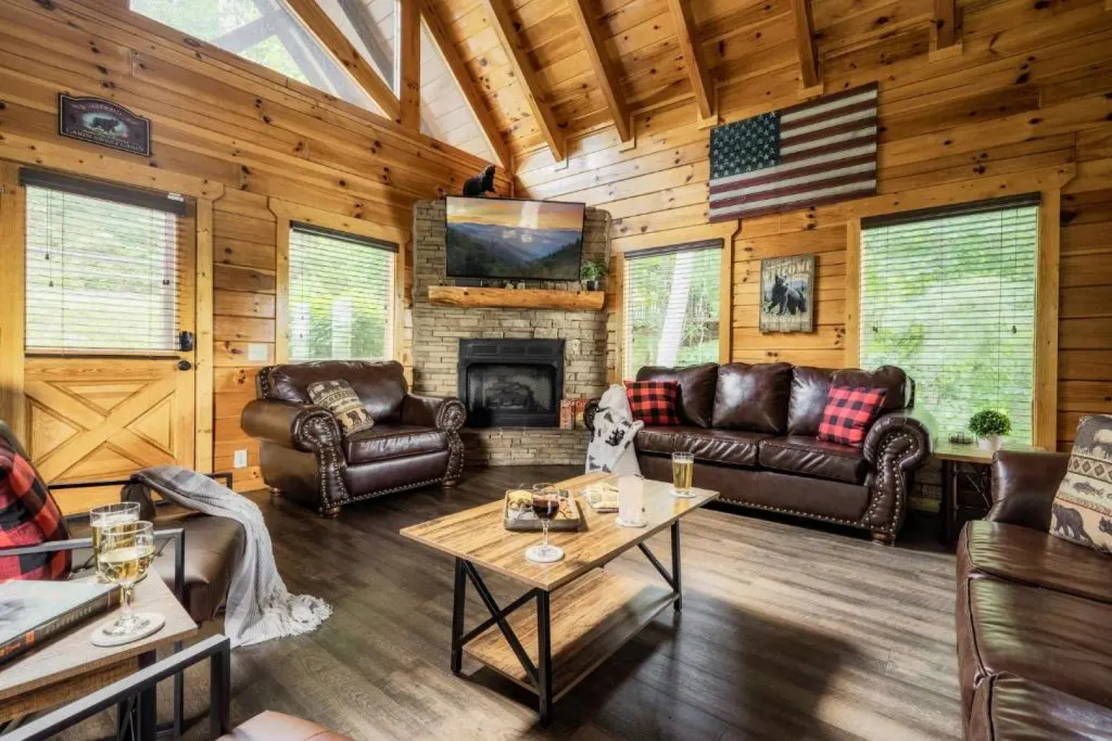 Bear Time Cabin - Scenic Mountain View, Firepit, Hot Tub, Theater, 4BR 3BA Sleeps 14