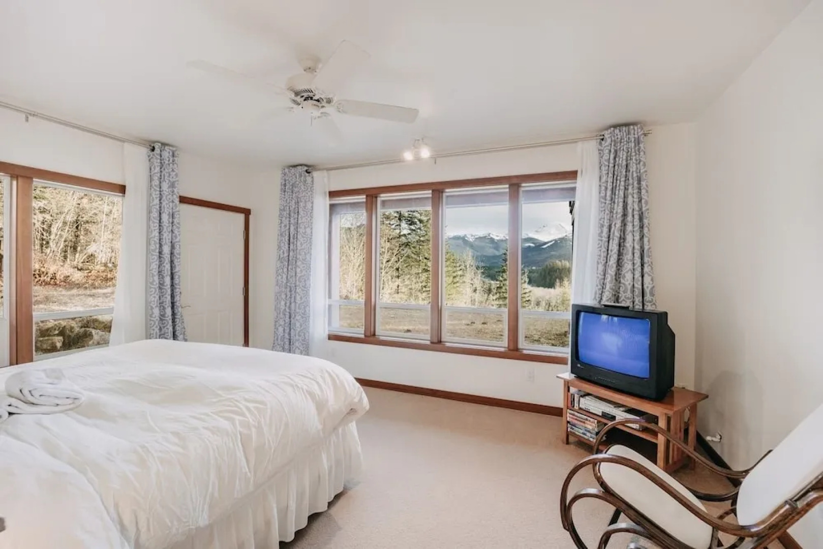 15mbh - Amazing Mountain Views - Hot Tub - Pets Ok 3 Bedroom Home by RedAwning
