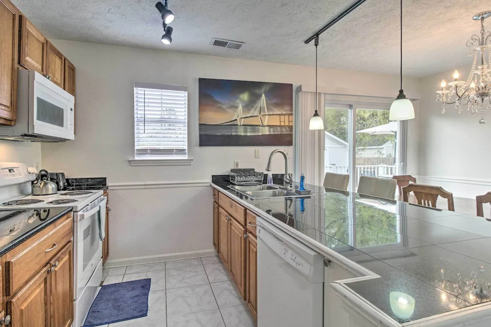 Home ~ 7 Miles to Savannah Historic District!